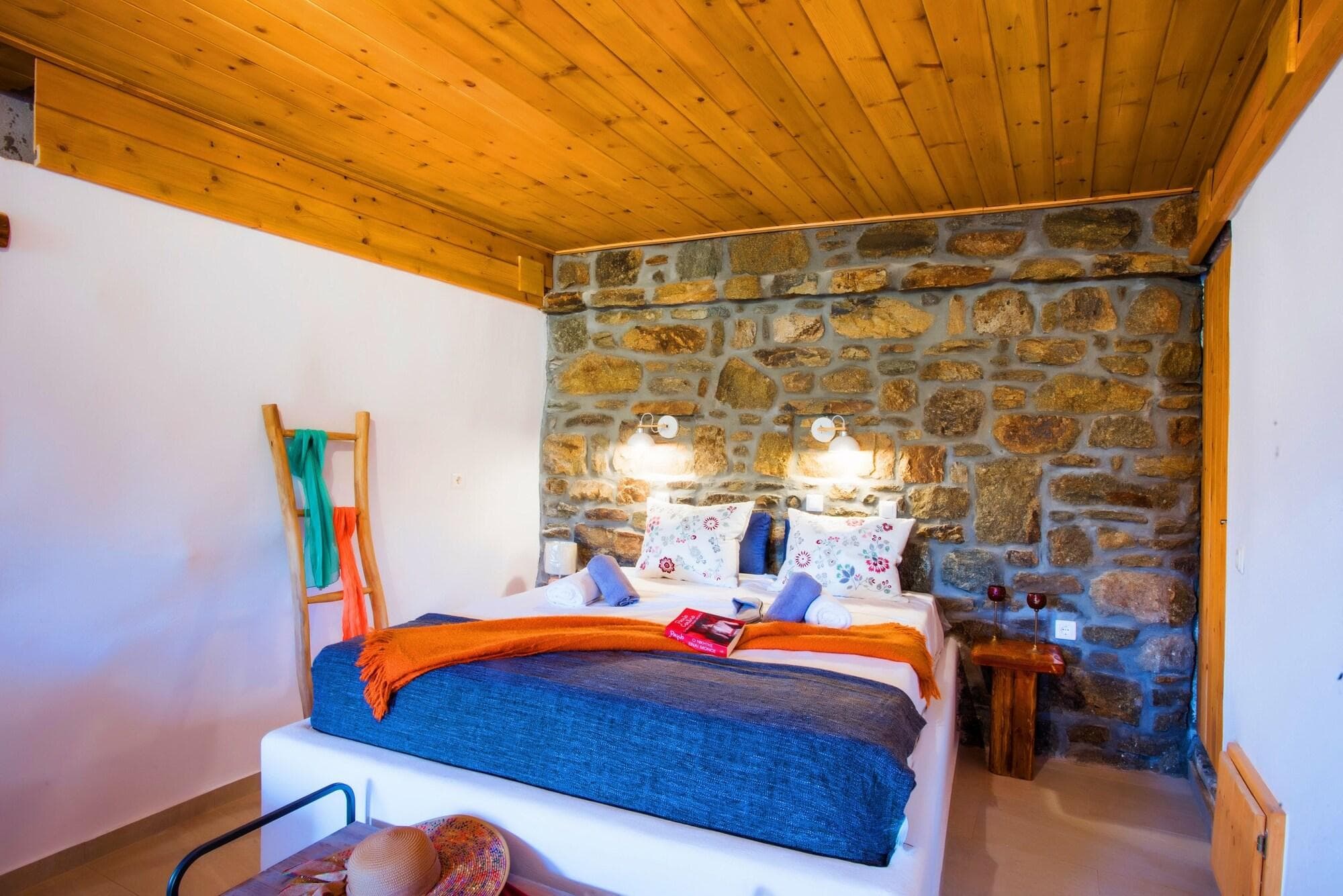 Myconian brothers, Room