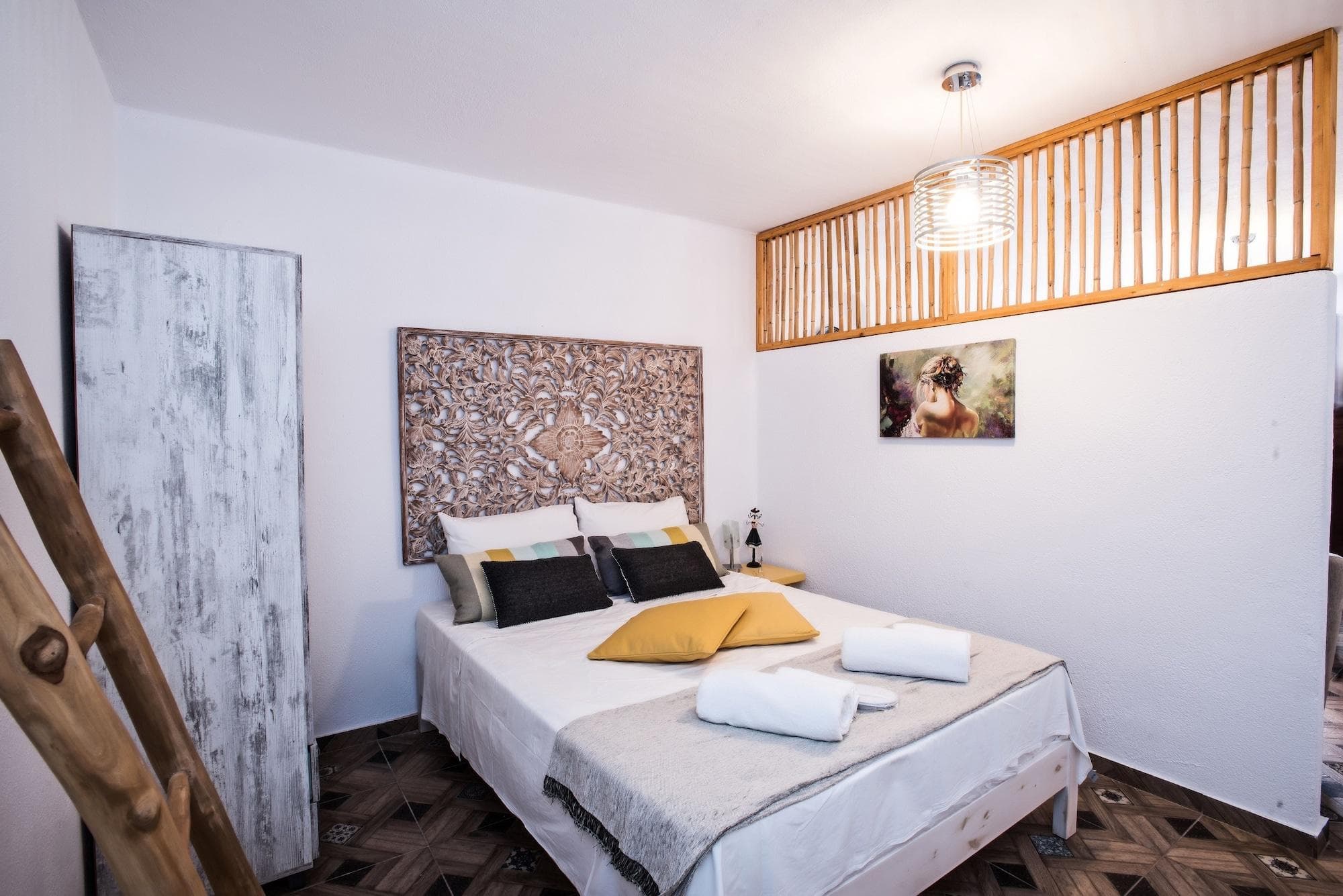 Myconian brothers, Room