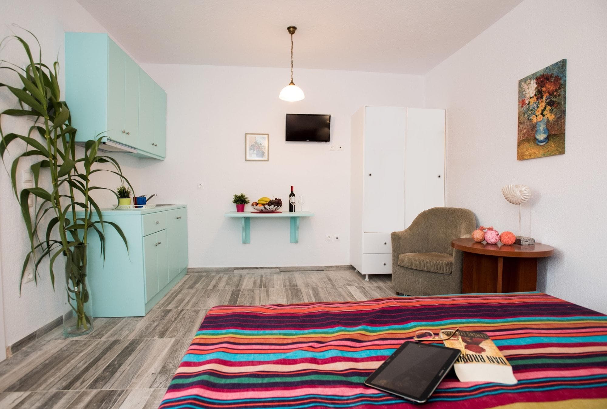 Myconian brothers, Room