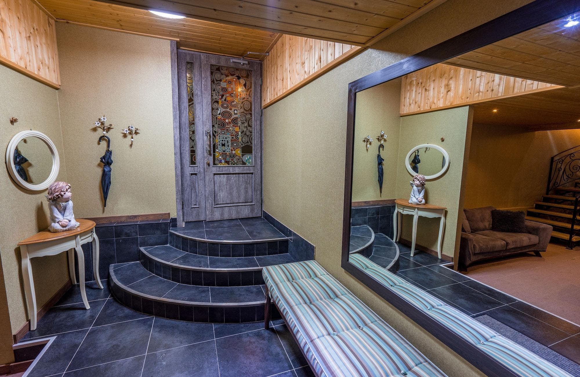 Good Aura Hotel, Lobby