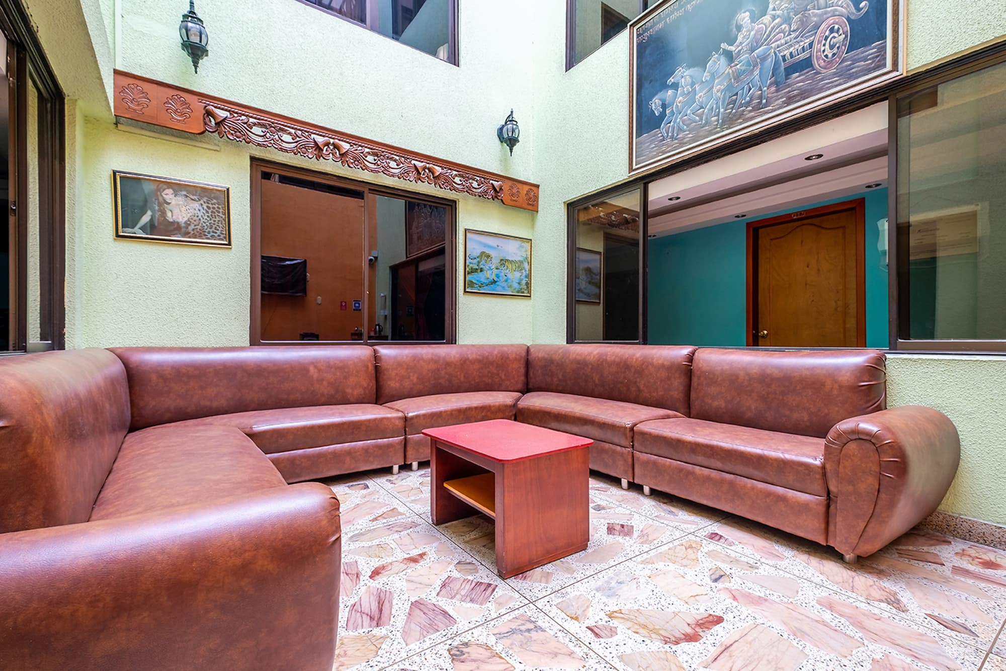 Hotel Almirante, Lobby