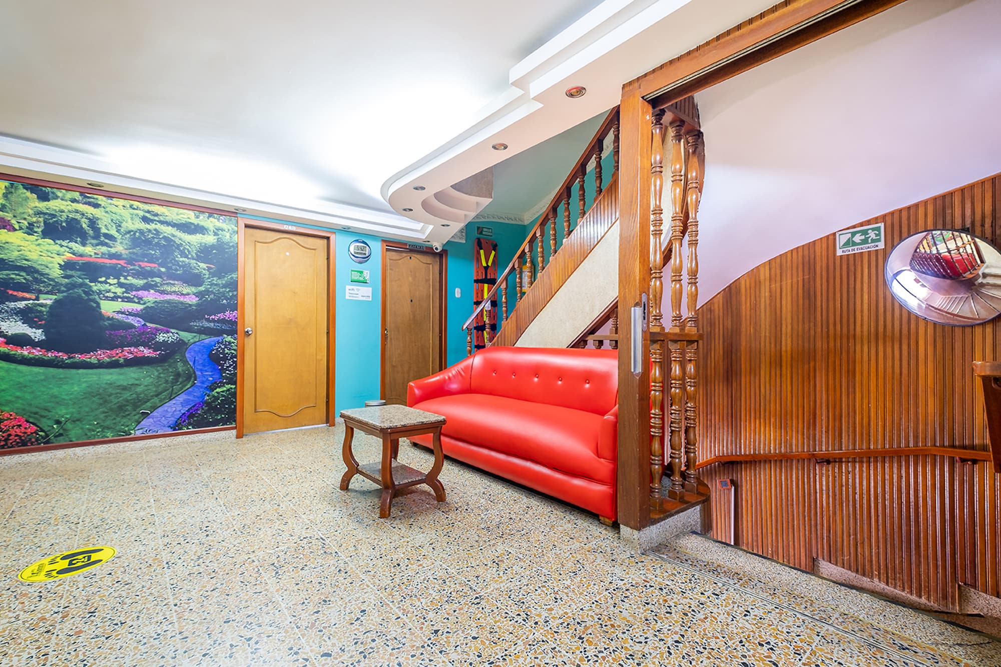Hotel Almirante, Lobby