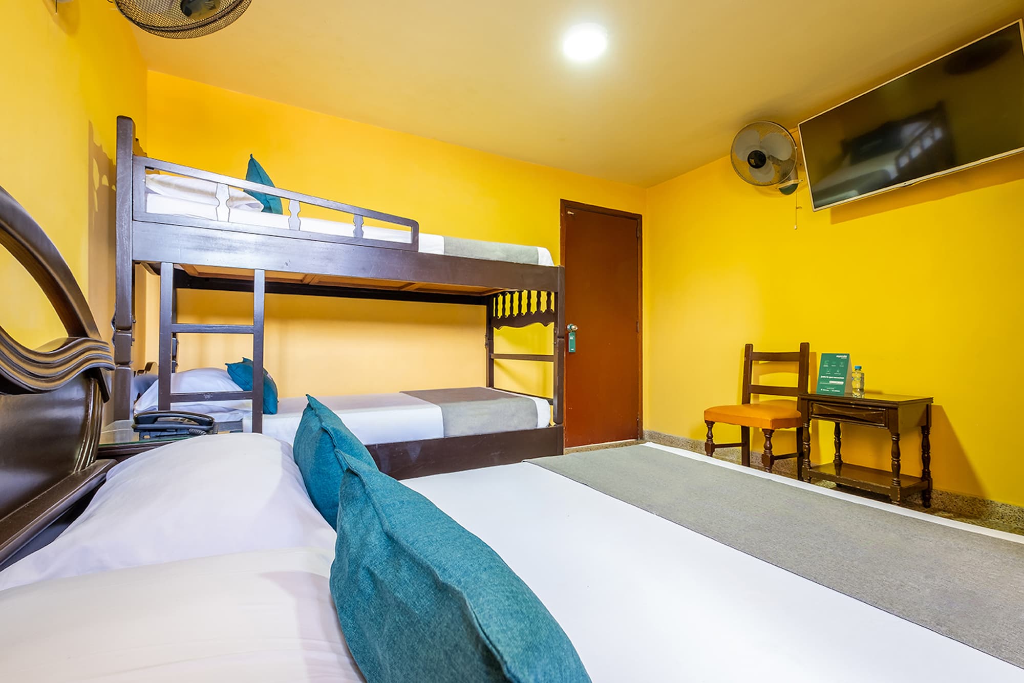 Hotel Almirante, Room