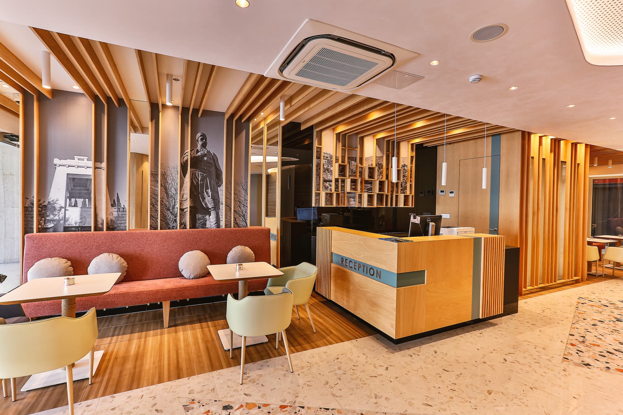 Carine Hotel Centar, Lobby