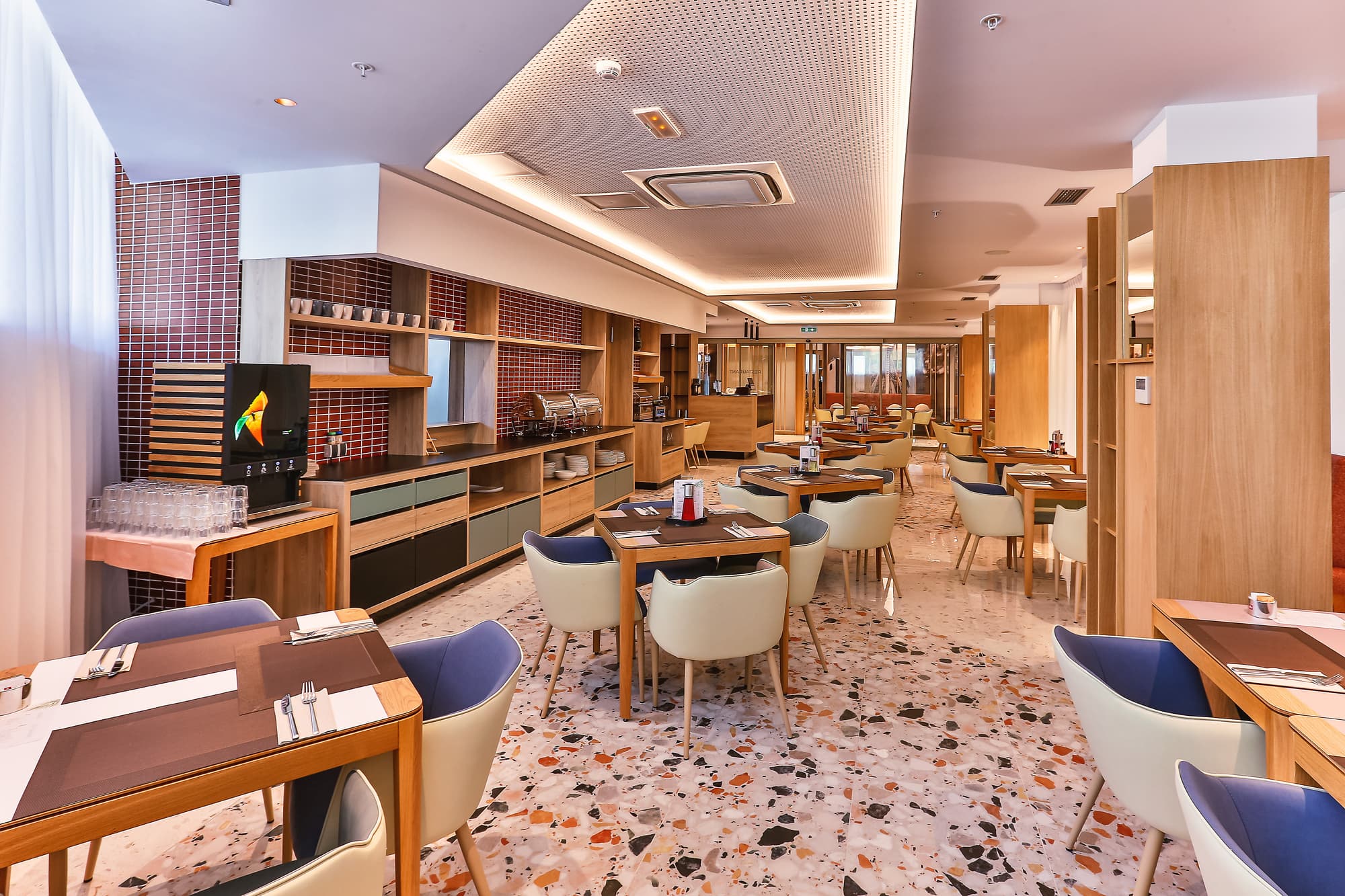 Carine Hotel Centar, Restaurant