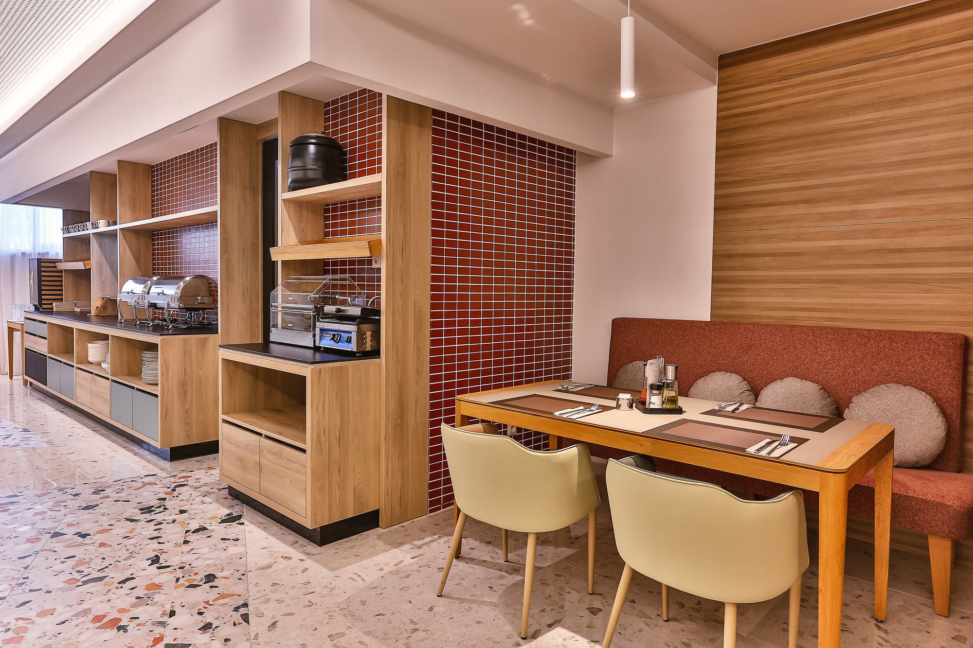 Carine Hotel Centar, Restaurant