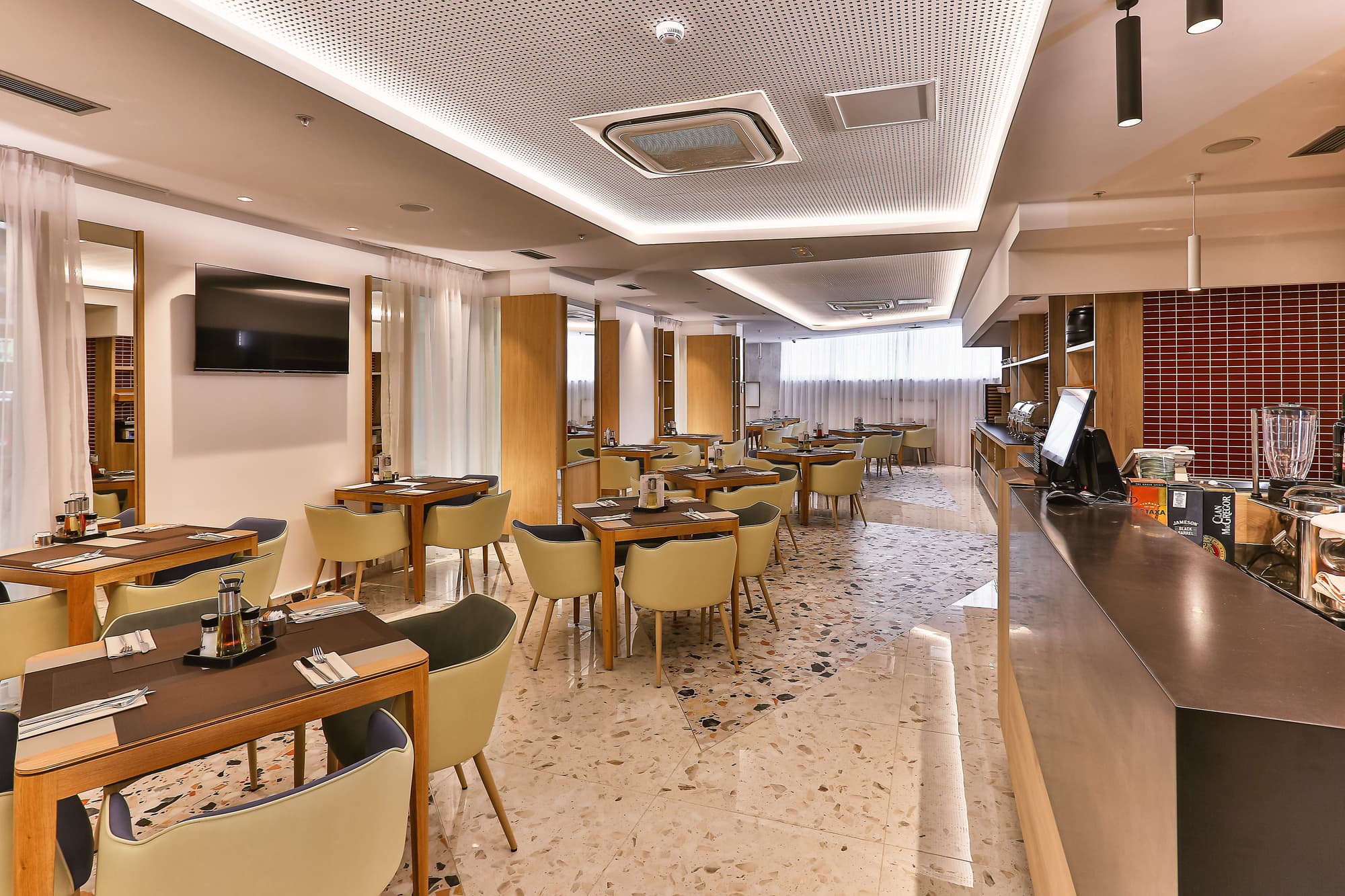 Carine Hotel Centar, Restaurant