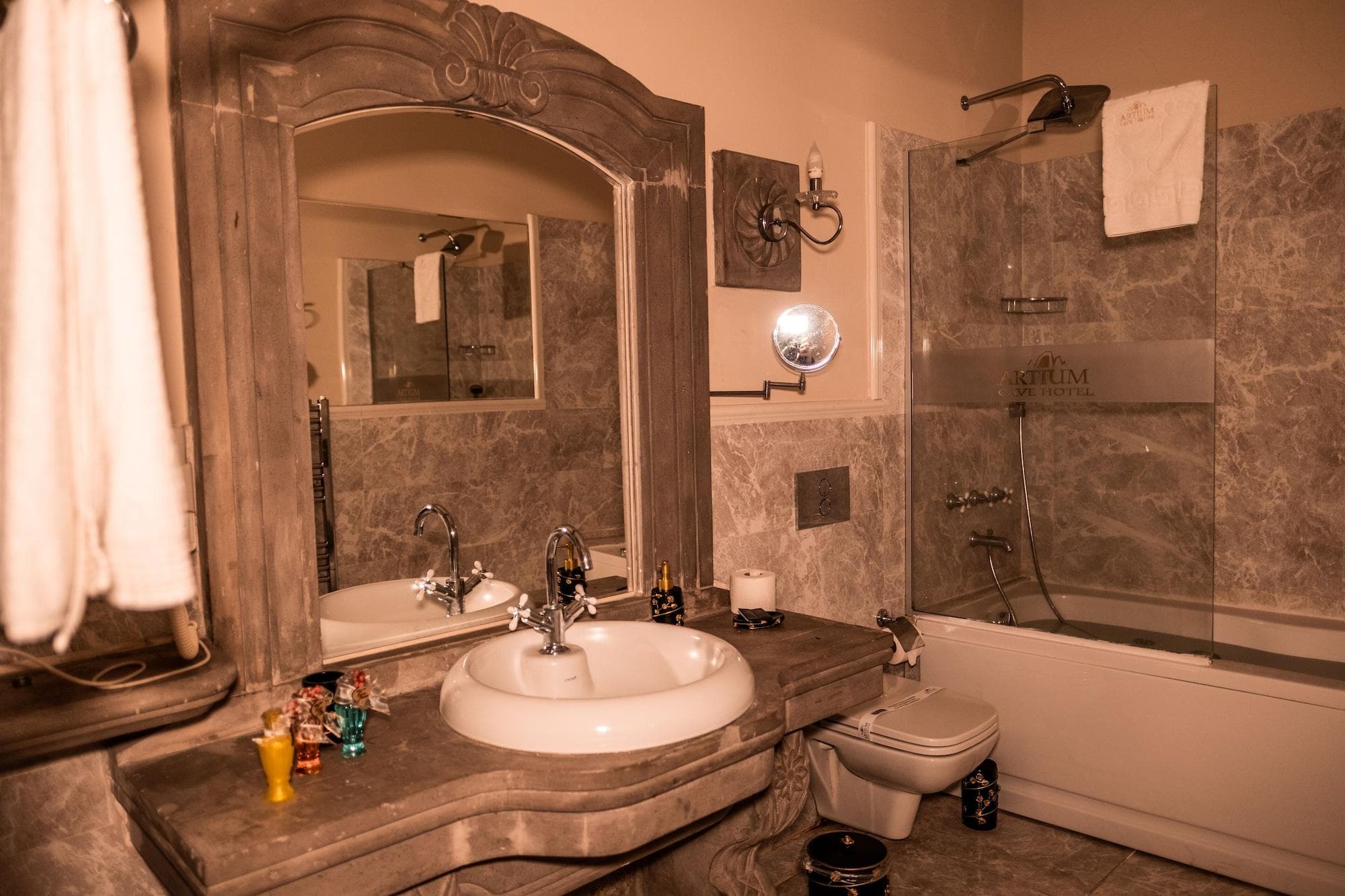 Artium Cave By Egeos, Room