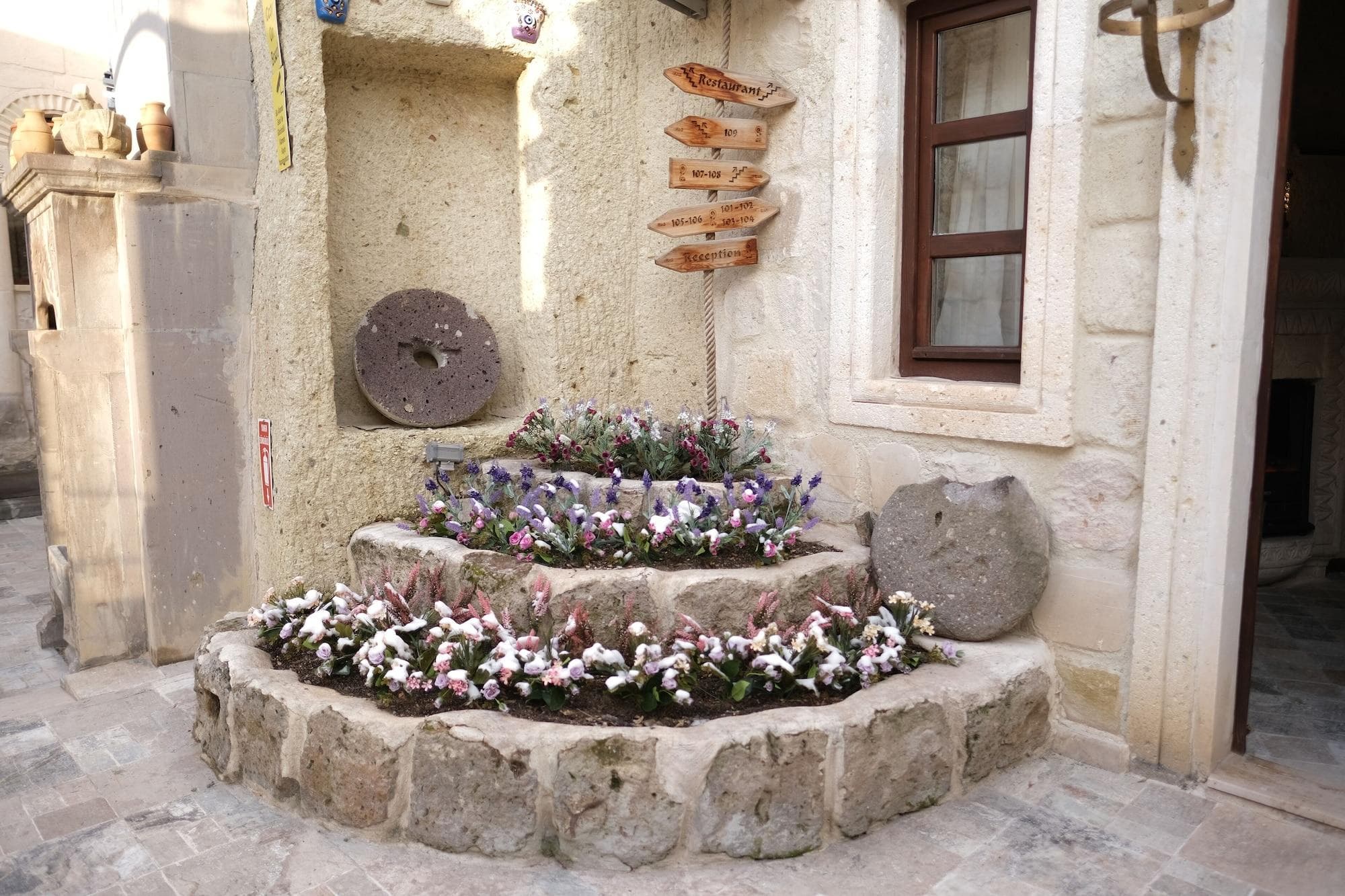 Artium Cave By Egeos, Room