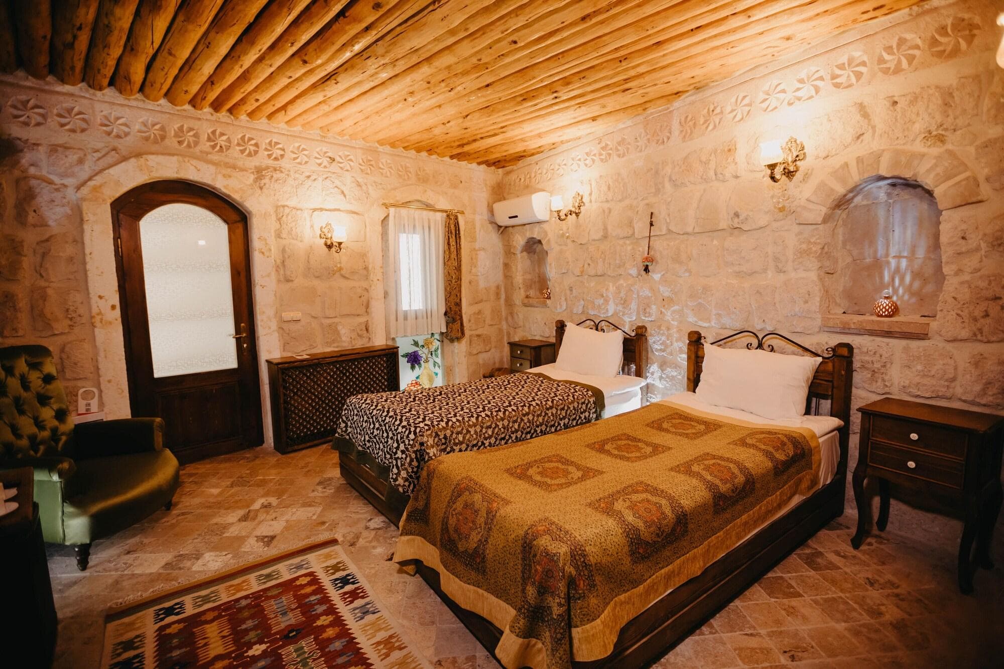 Artium Cave By Egeos, Room