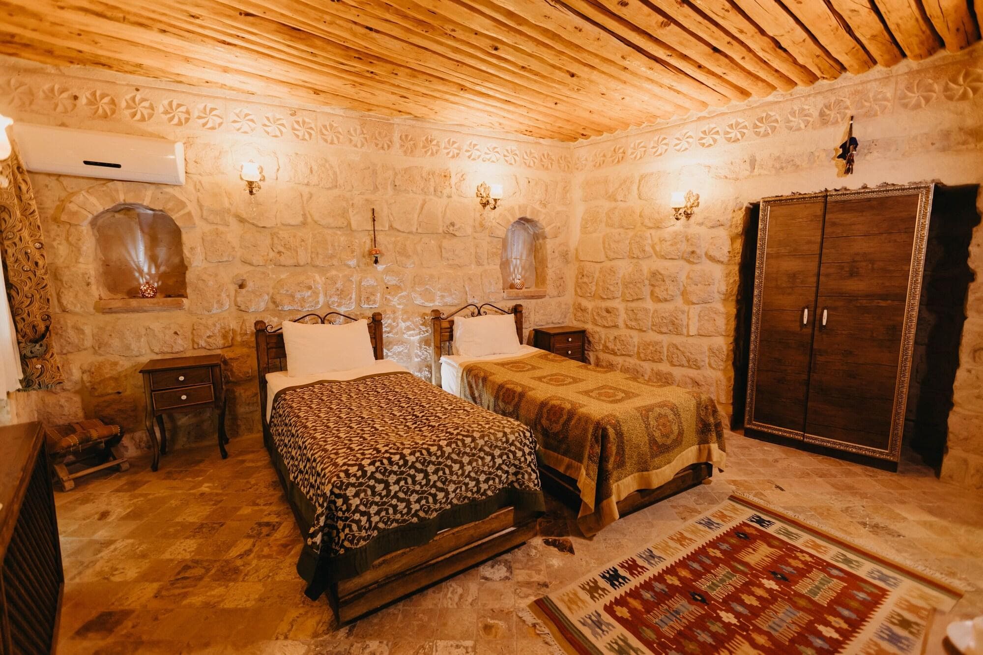 Artium Cave By Egeos, Room