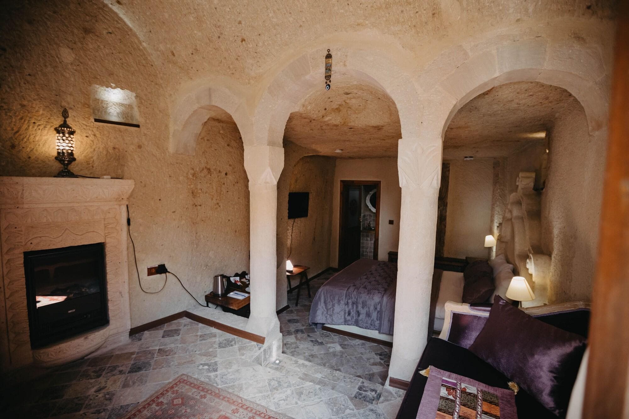 Artium Cave By Egeos, Room