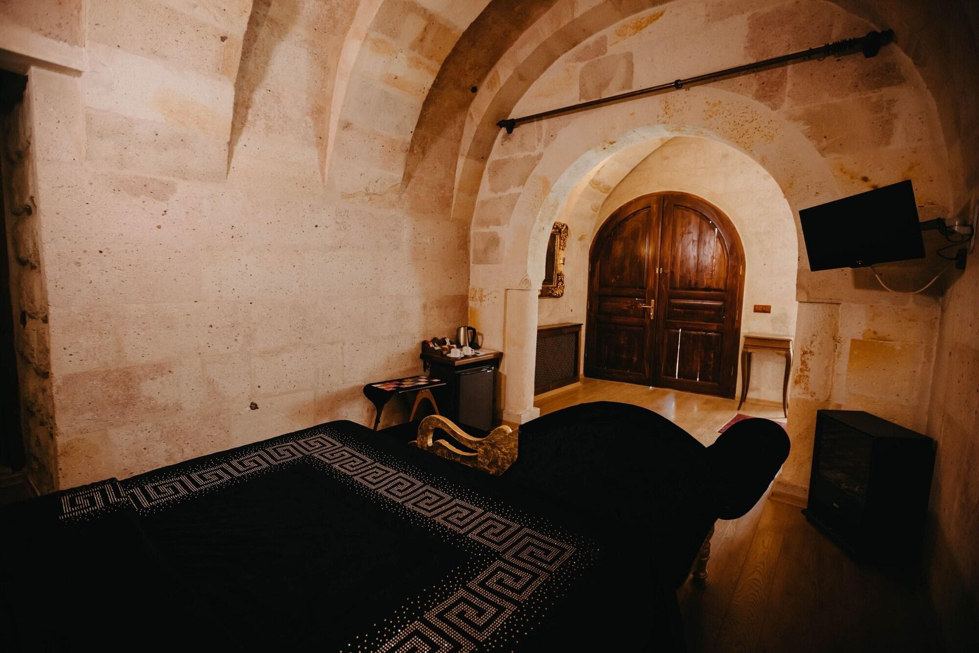 Artium Cave By Egeos, Room