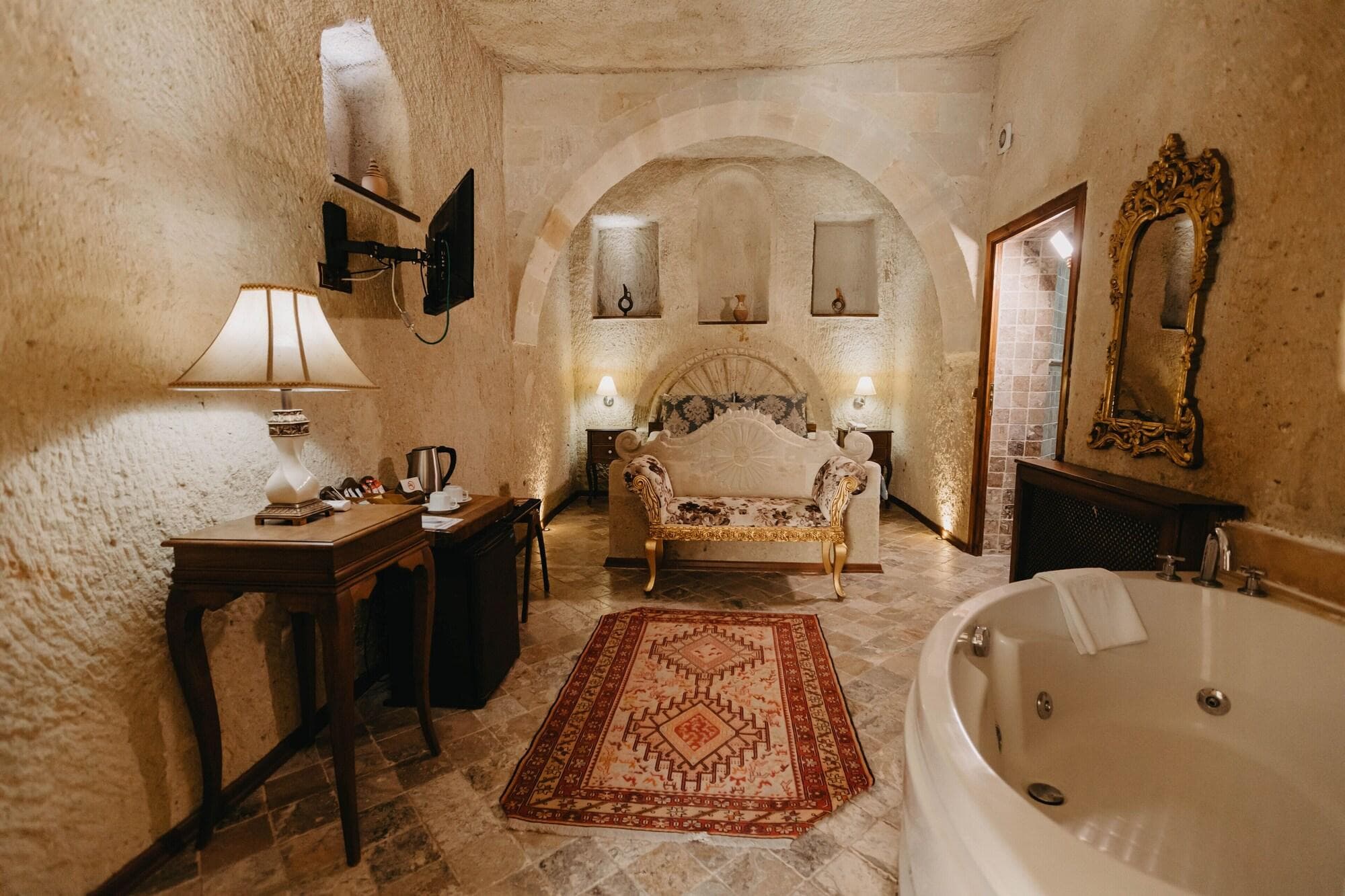 Artium Cave By Egeos, Room