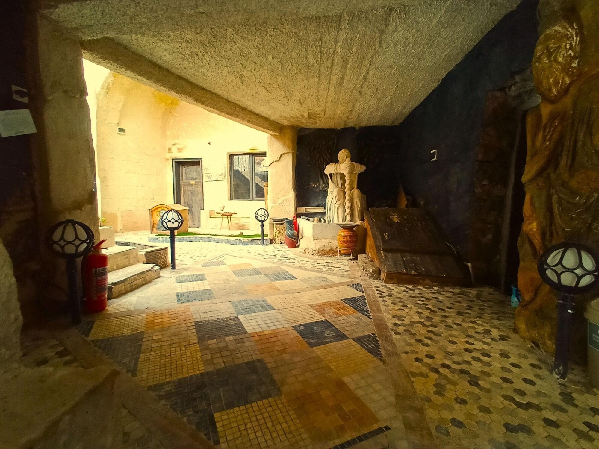 Stone Age Hotel, Lobby