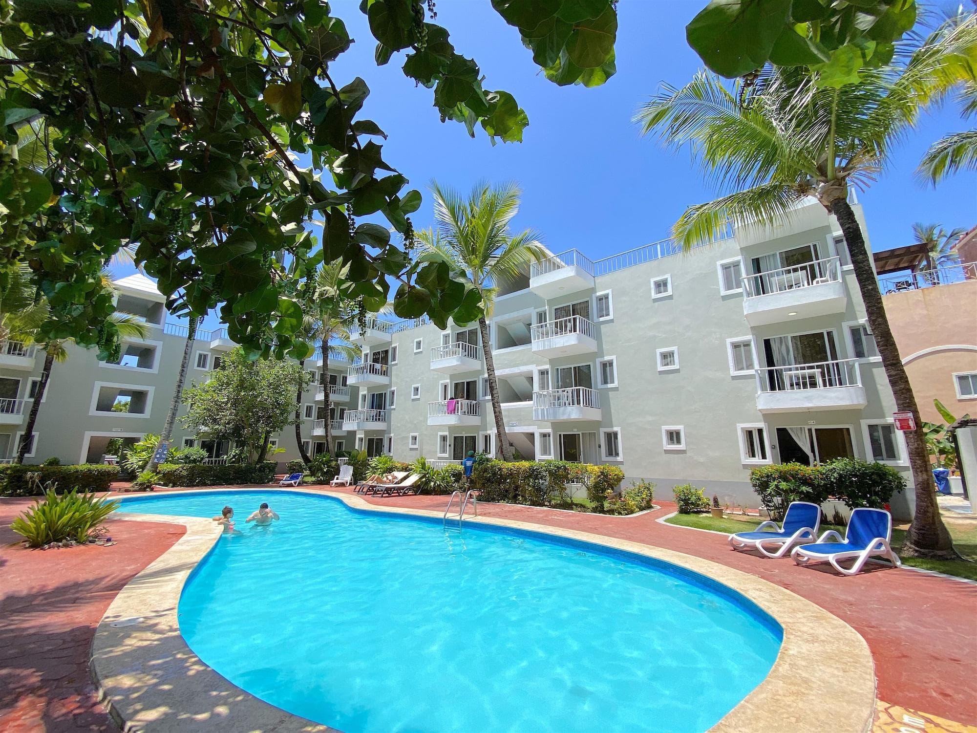 SOL CARIBE SUITES DELUXE Beach Club and Pool, General view