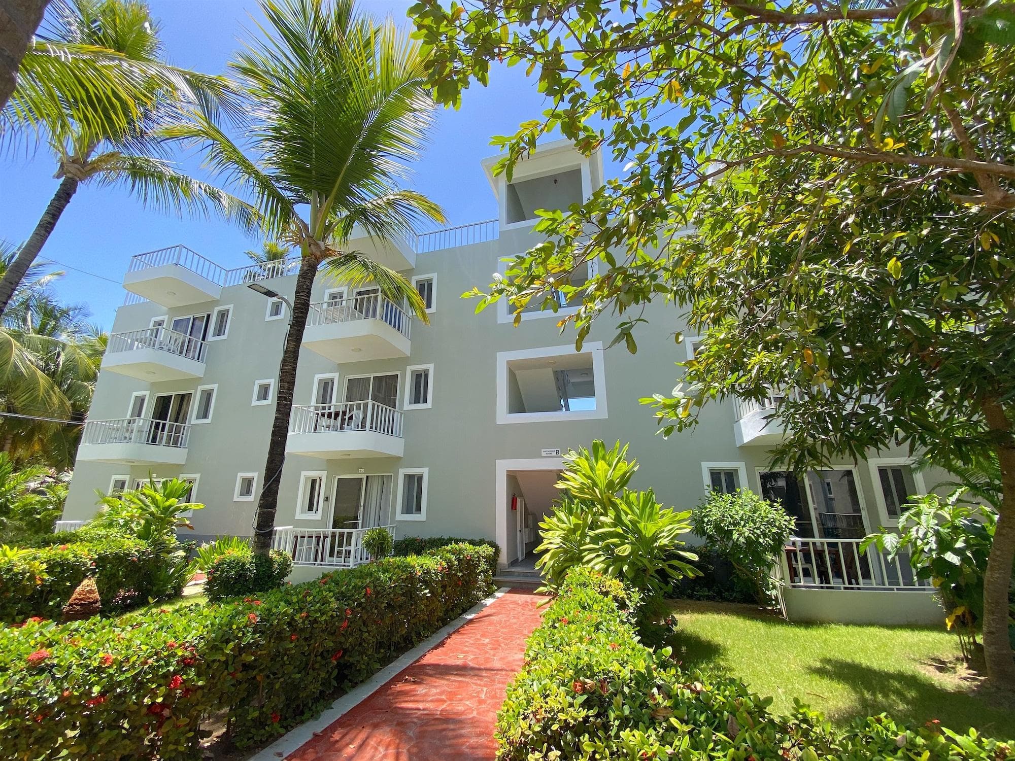 SOL CARIBE SUITES DELUXE Beach Club and Pool, General view