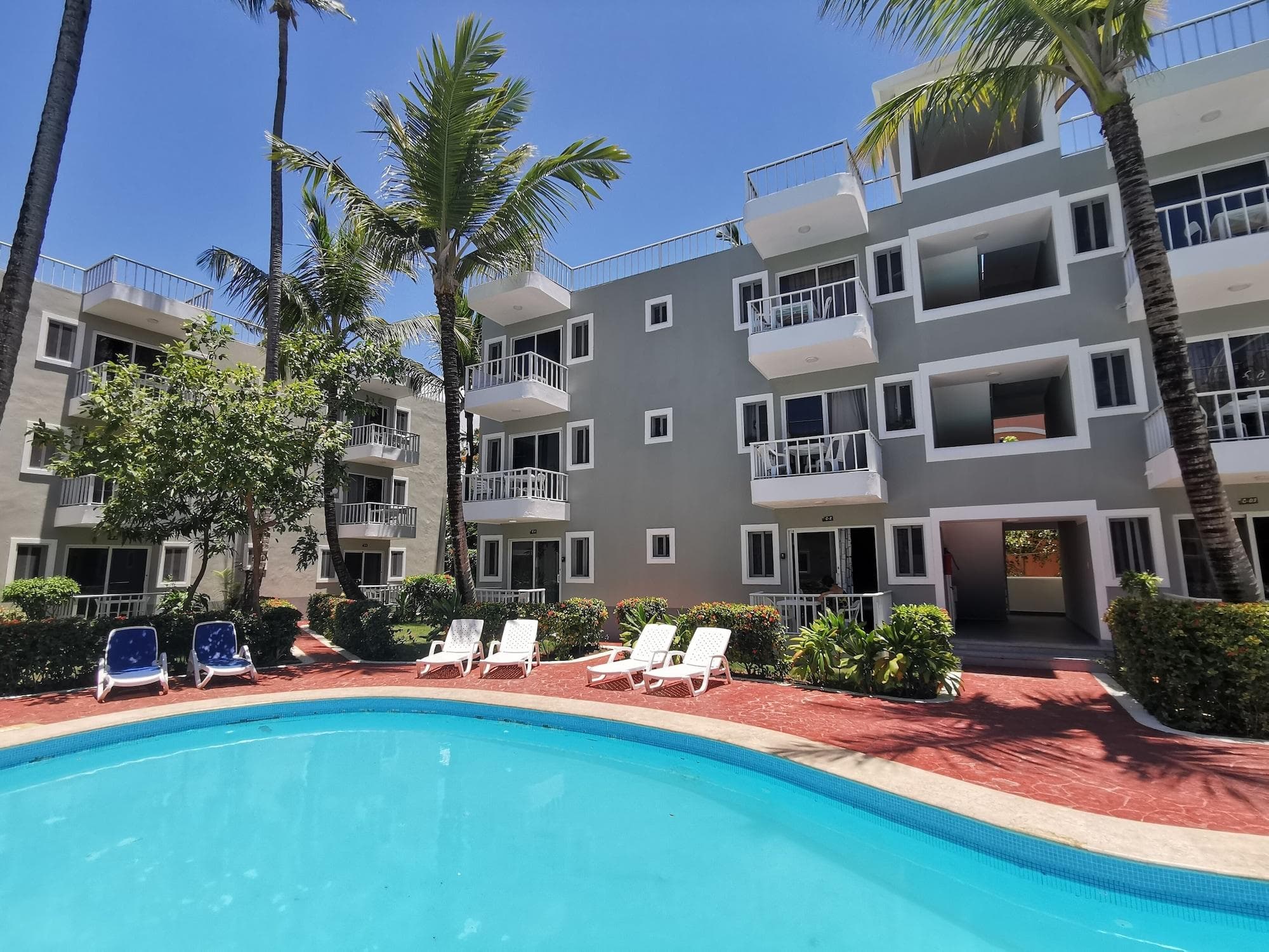 SOL CARIBE SUITES DELUXE Beach Club and Pool, General view