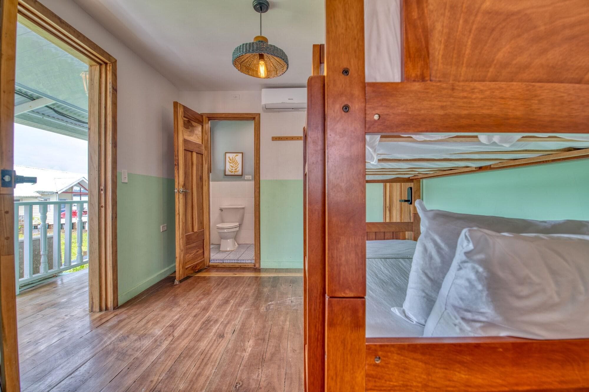 Bambuda Bocas Town, Room