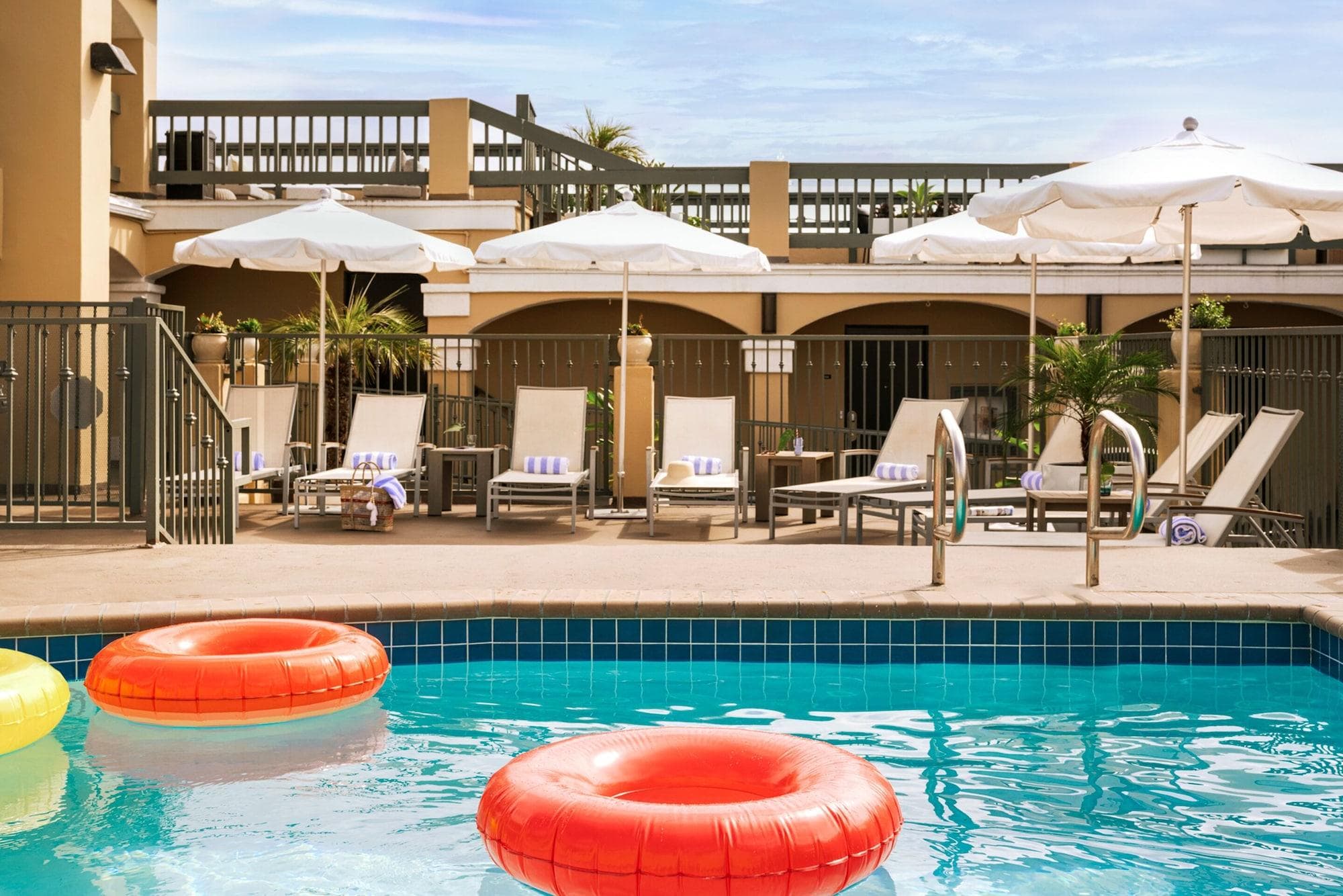 Sonder La Ensenada, Sports and Entertainment