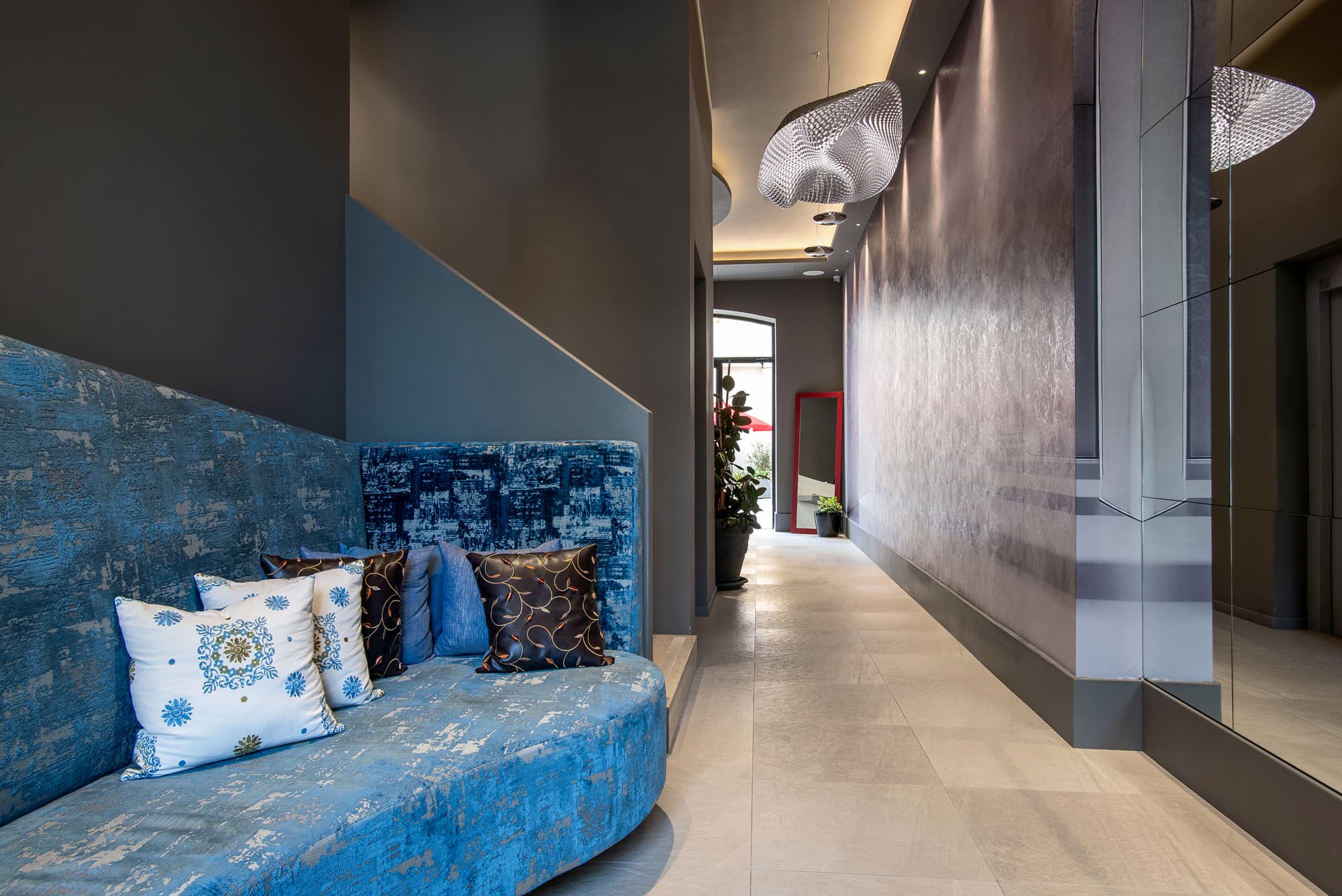 Fortyfive Squared, Lobby