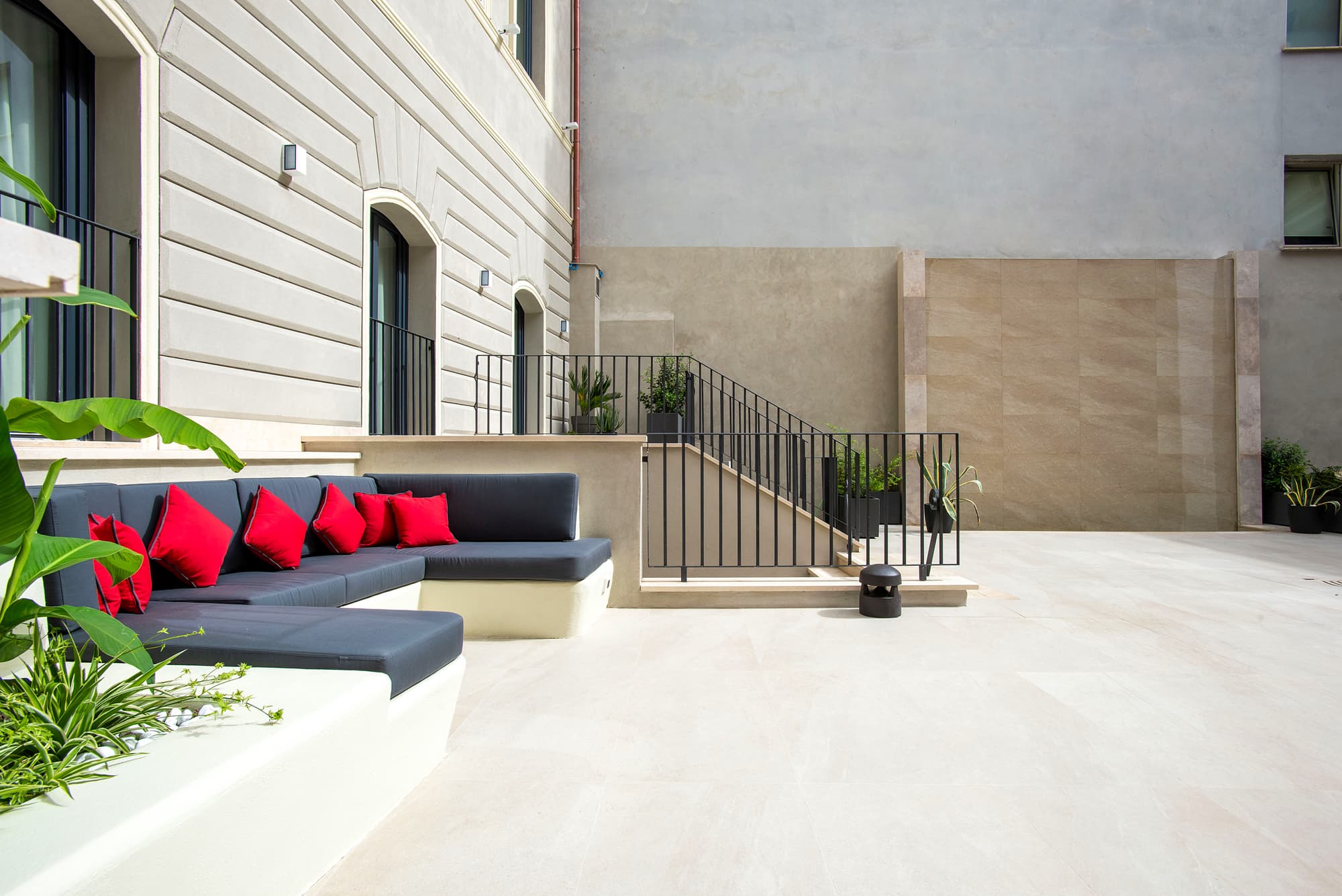 Fortyfive Squared, Lobby