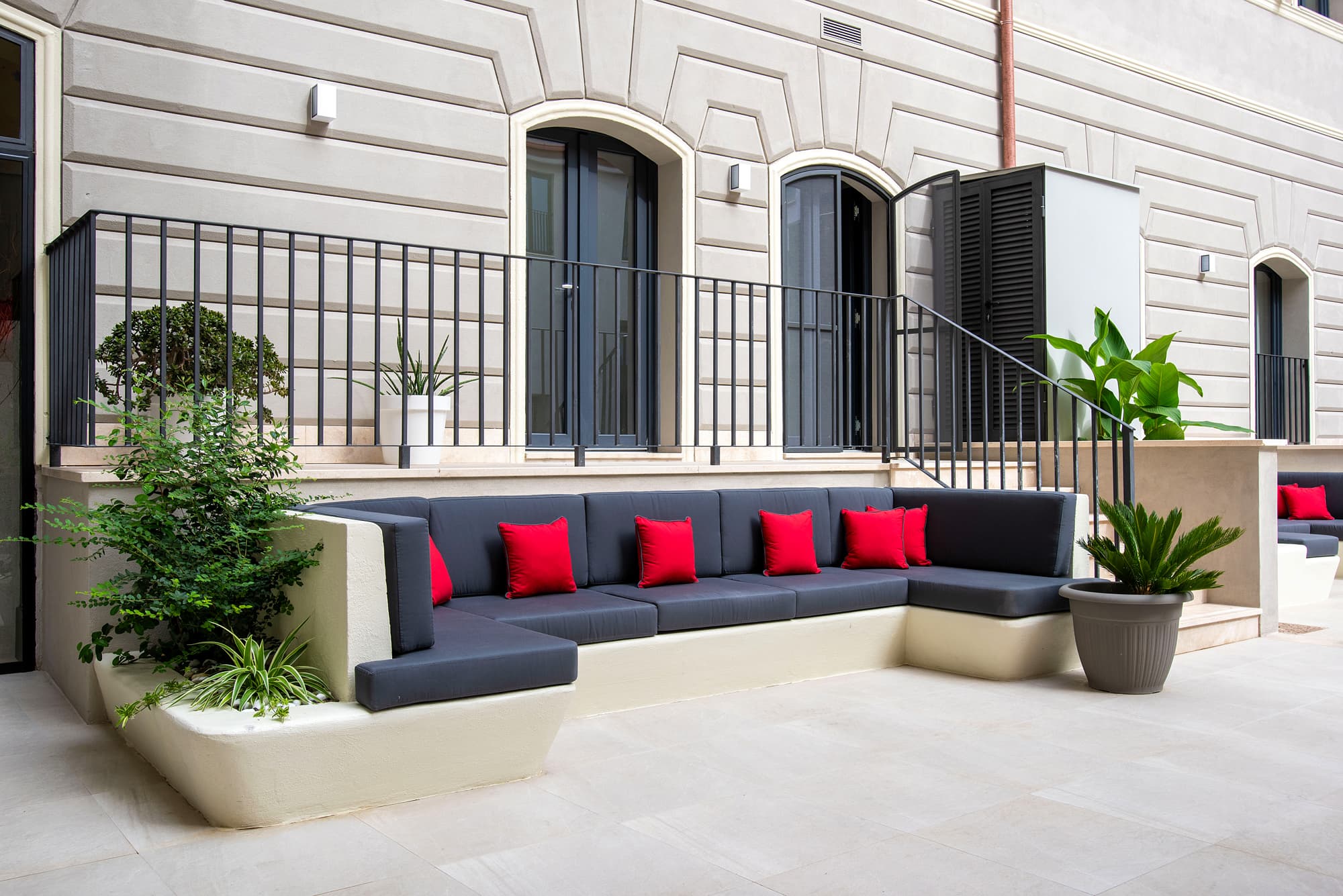 Fortyfive Squared, Lobby