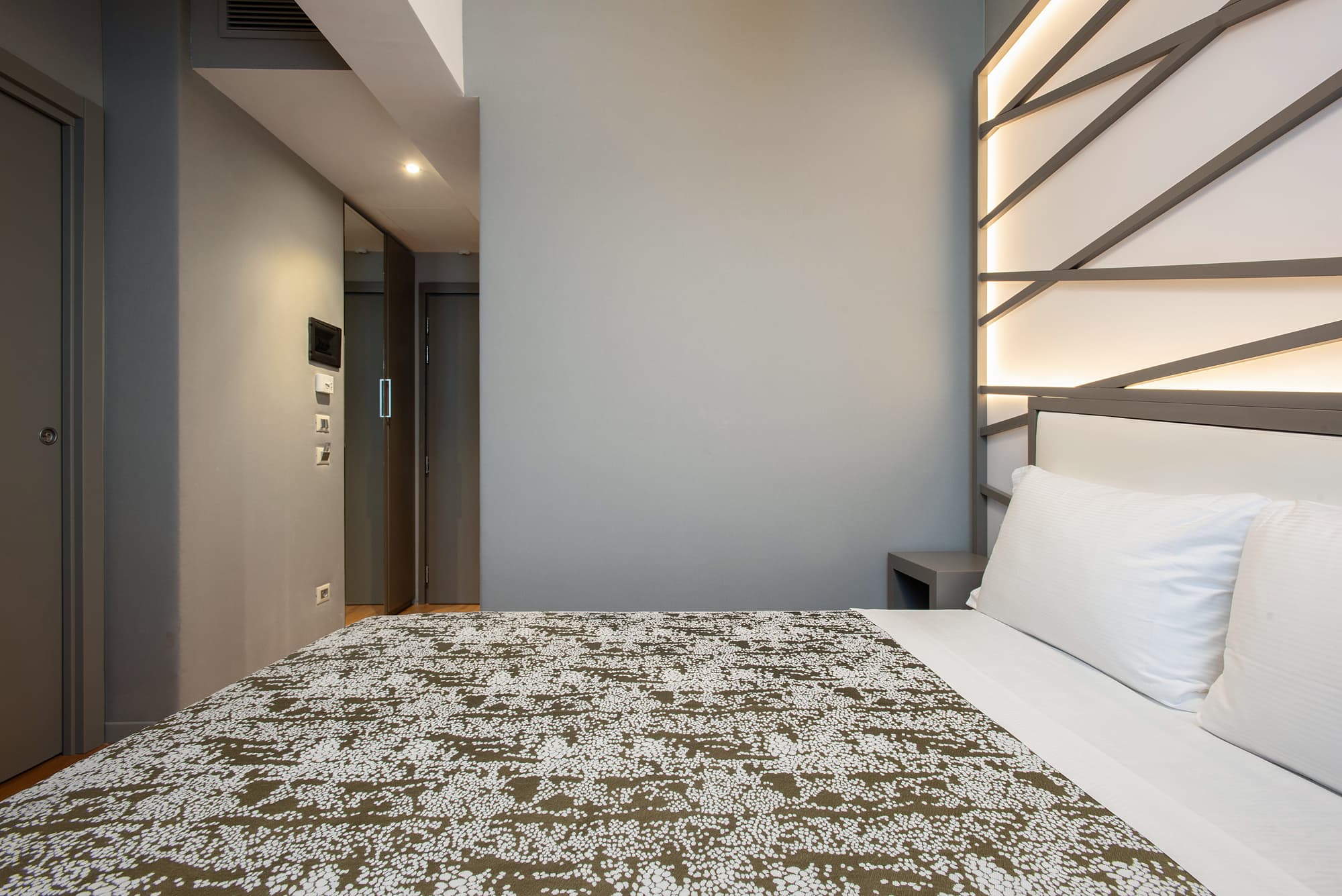 Fortyfive Squared, Room