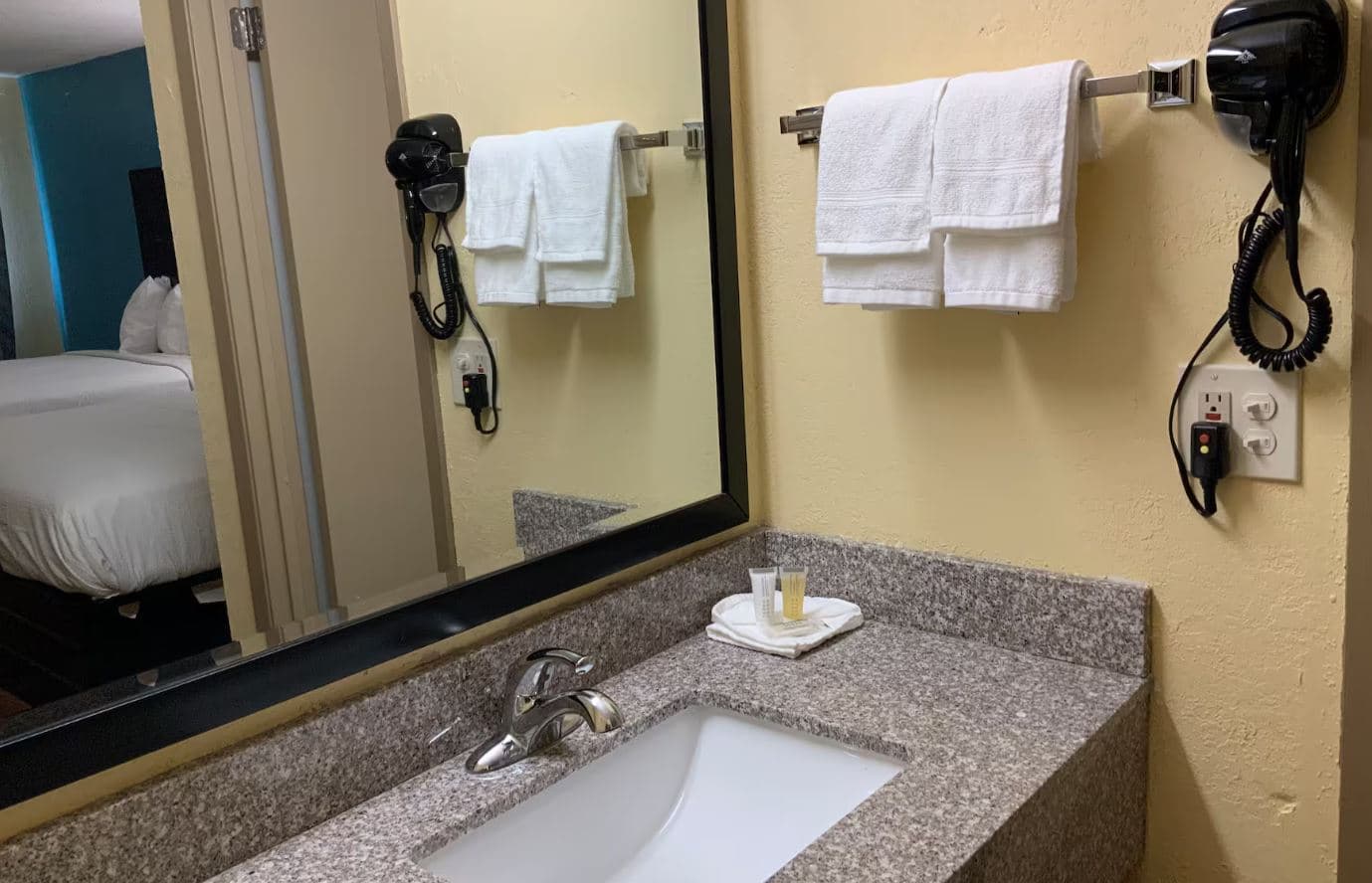 Days Inn by Wyndham Troy IL, Lobby