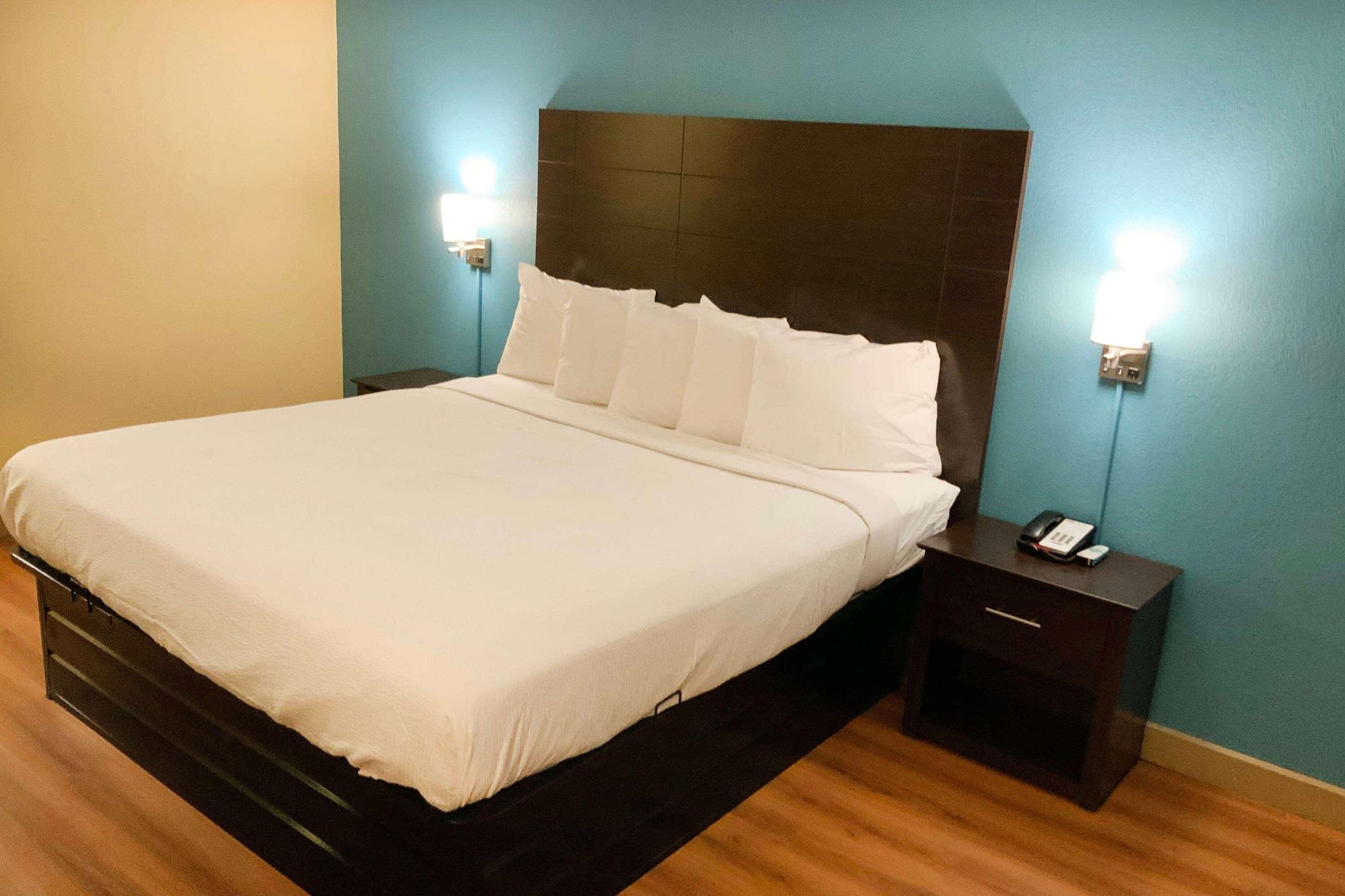 Days Inn by Wyndham Troy IL, Room