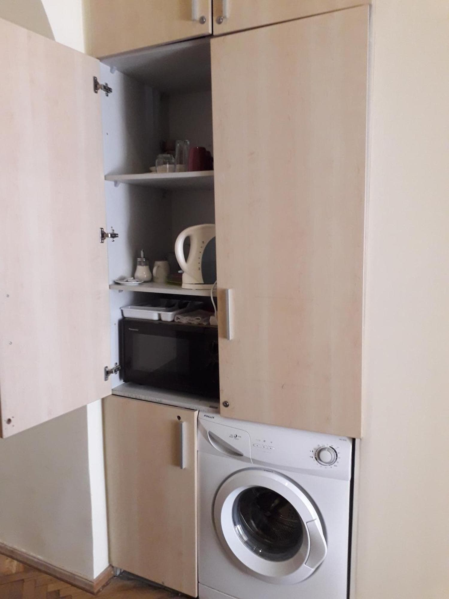 Small room with a private external bathroom, 