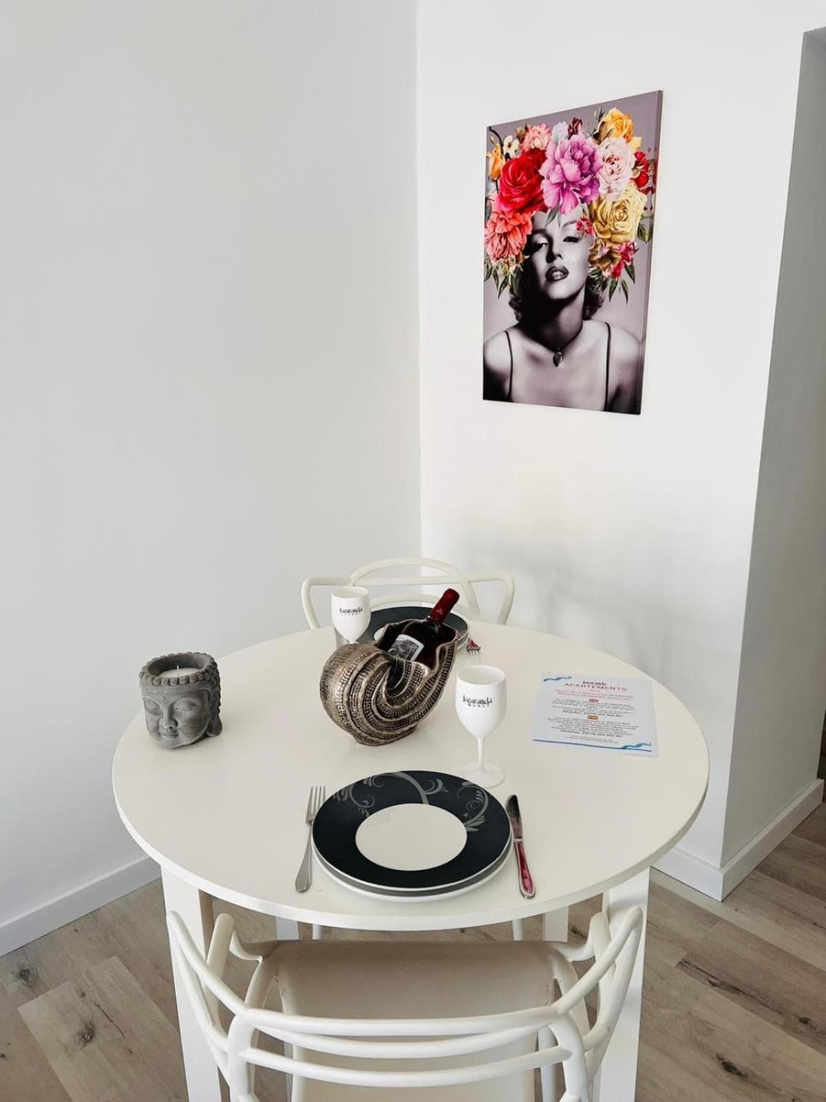 Jacaranda Apartments & Studios, 