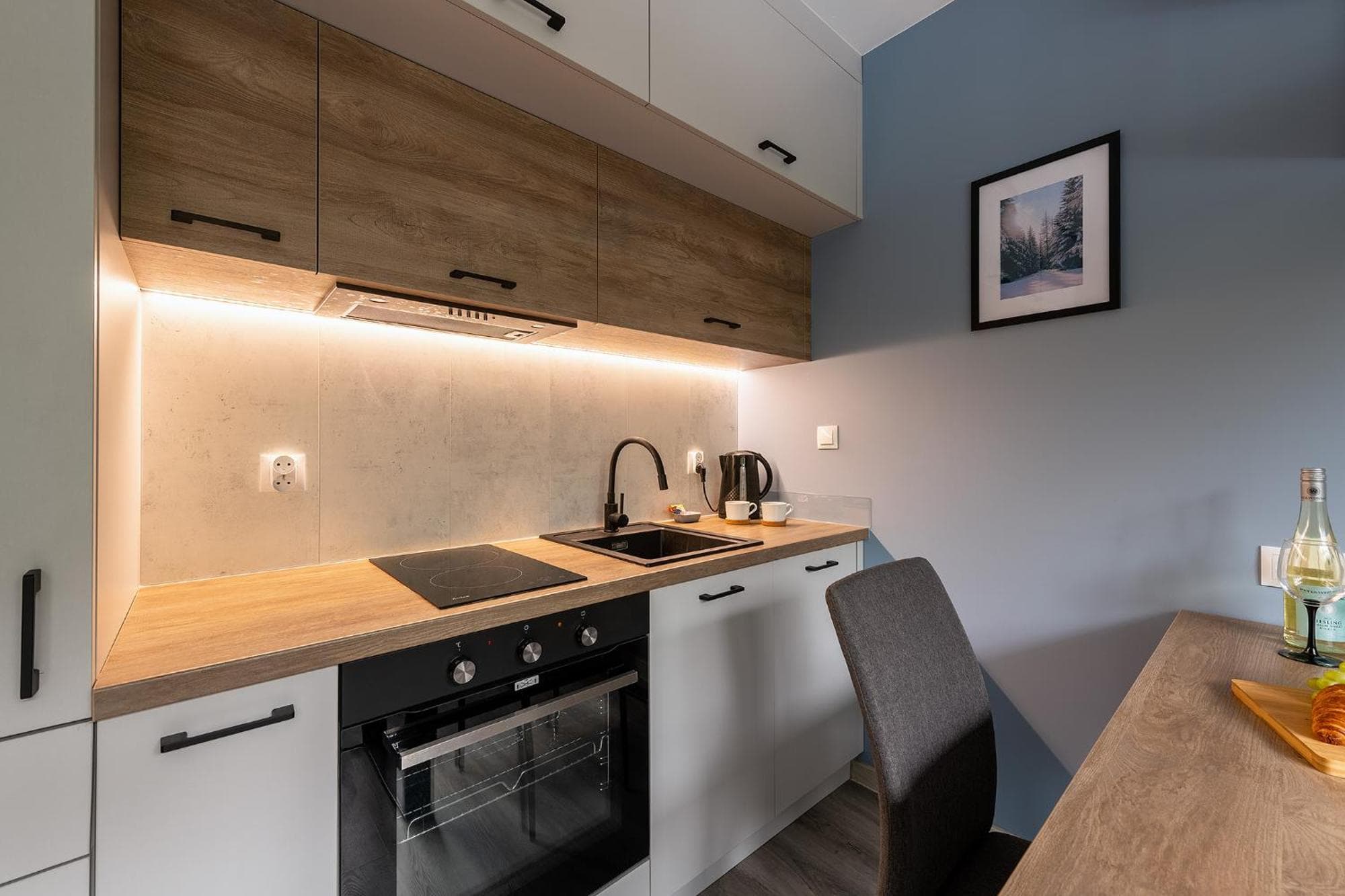 Batorego 16 Blue Prywatne mieszkanie 300m od Metro Pole Mokotowskie i SGH Samodzielne Zameldowanie! Self Check-in System!, 