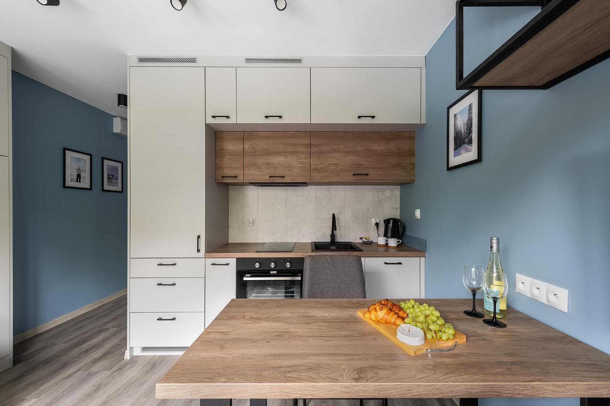 Batorego 16 Blue Prywatne mieszkanie 300m od Metro Pole Mokotowskie i SGH Samodzielne Zameldowanie! Self Check-in System!, 