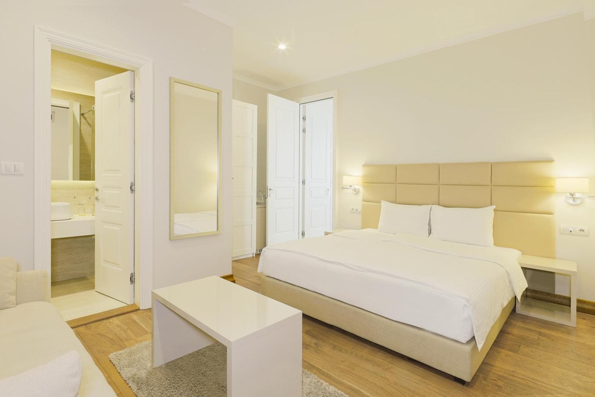 Lanterna Rooms City Center, 