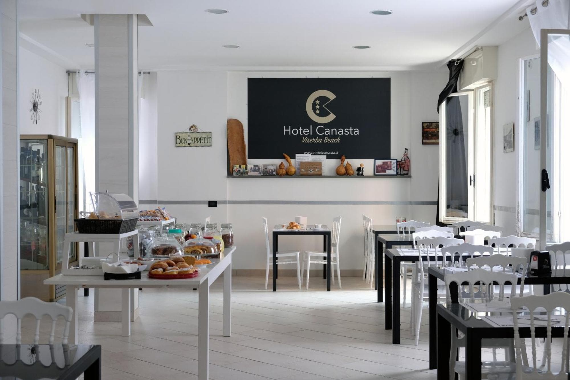 Hotel Canasta, 