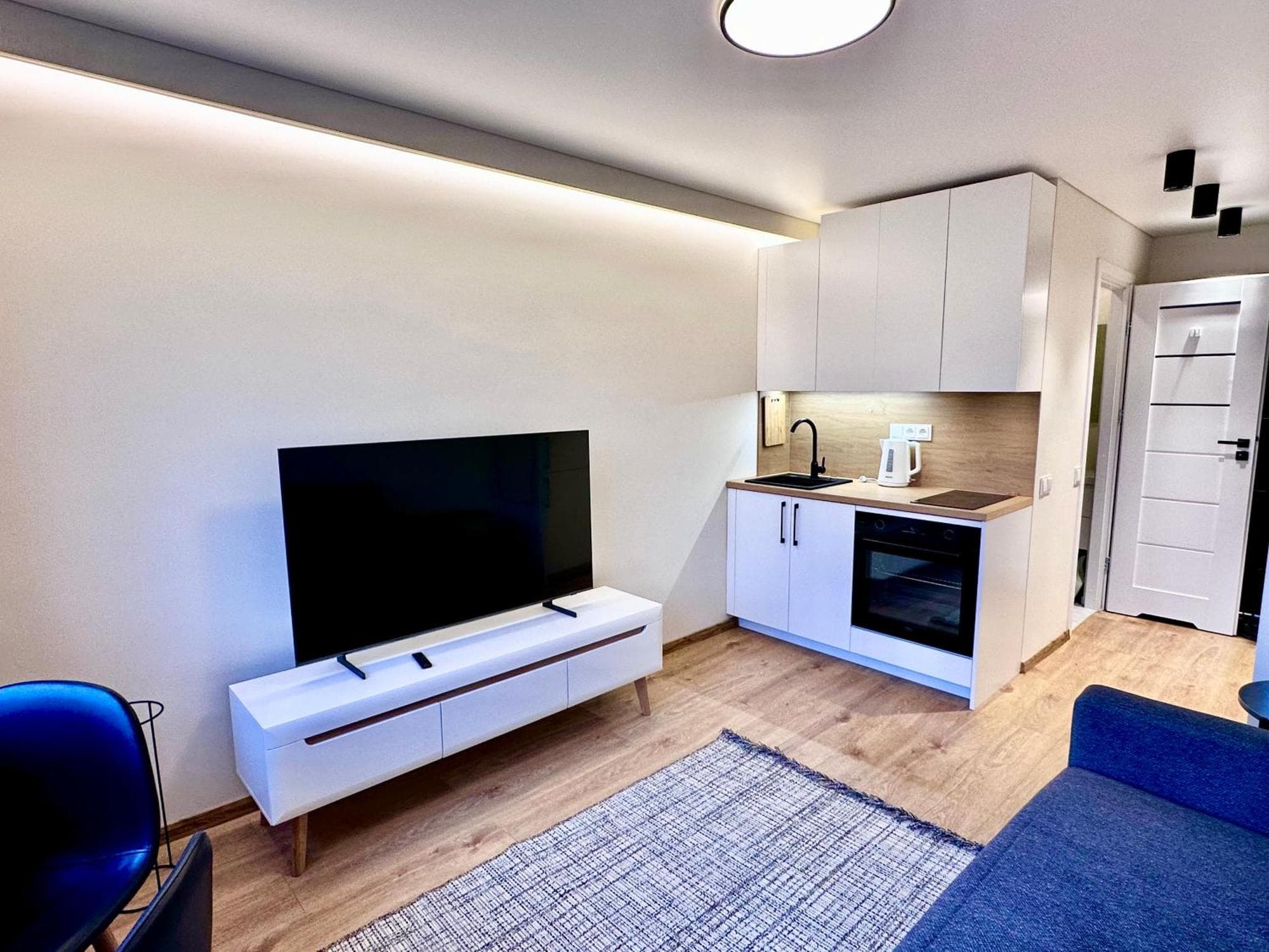 Brand new studio in the center, 