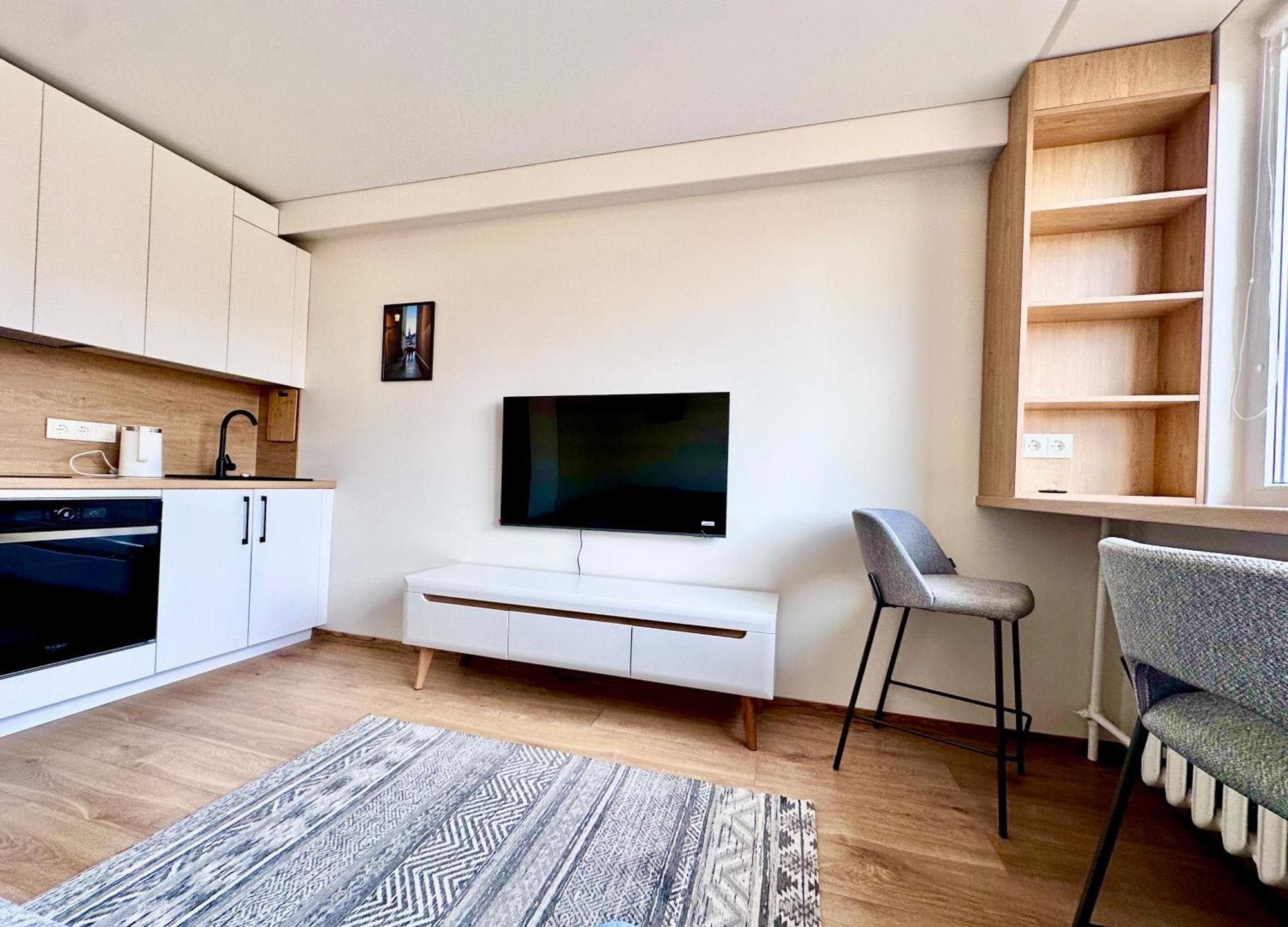 Brand new studio in the center, 