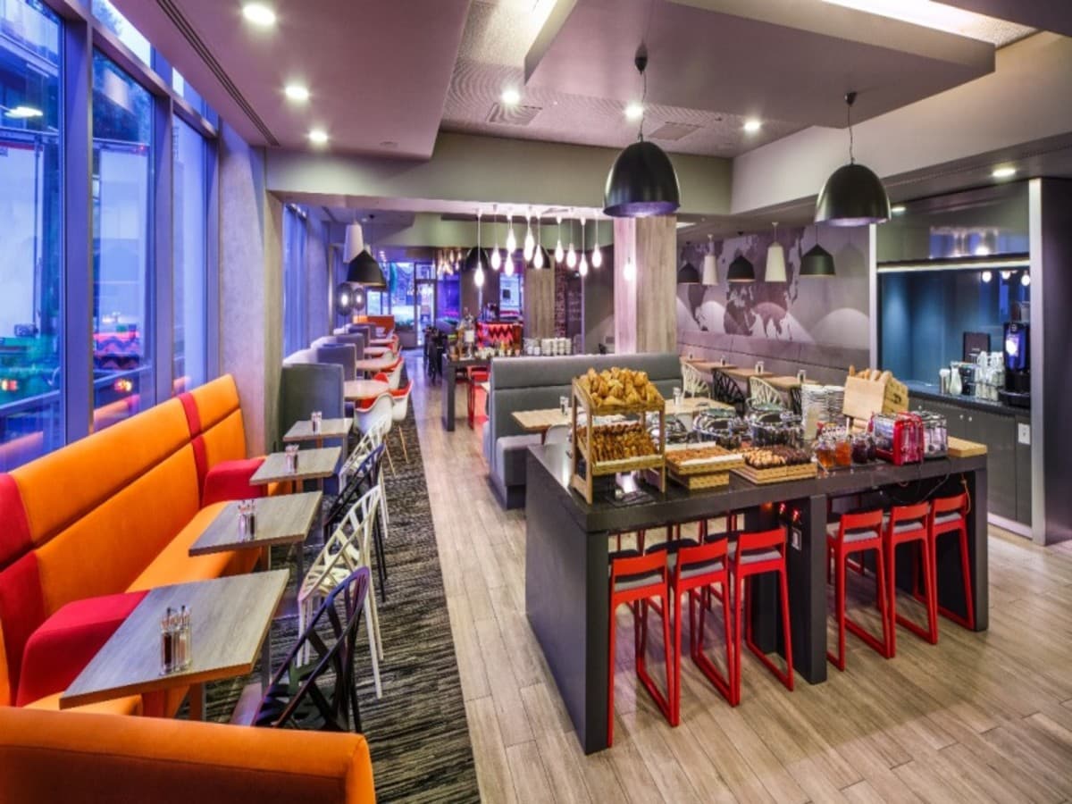 Harry Potter in a 3* Hotel: Big Magic on a Small Budget (ENHPILS2N)