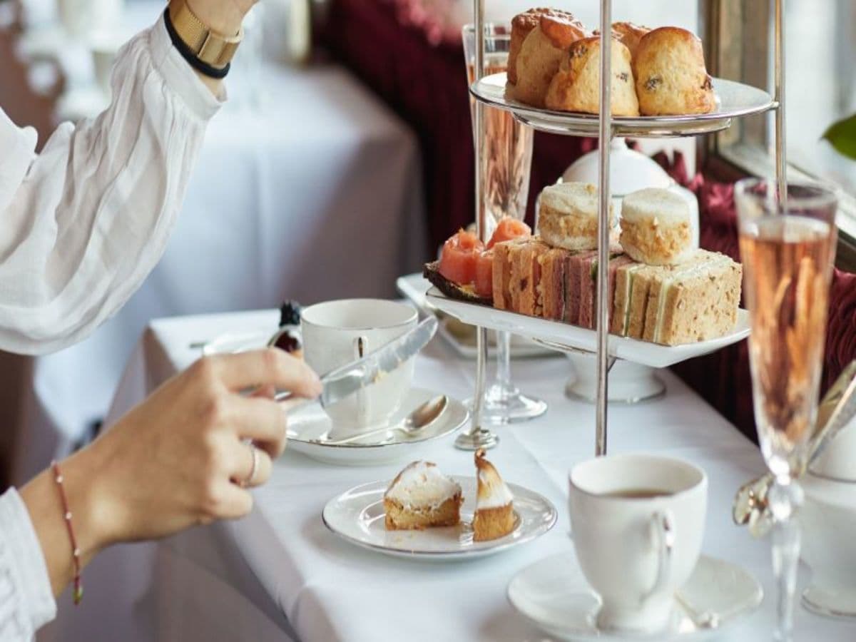 London Royal Escape: Luxury 4* Hotel, Afternoon Tea & Guided Tour (ENATWDHLV2N)