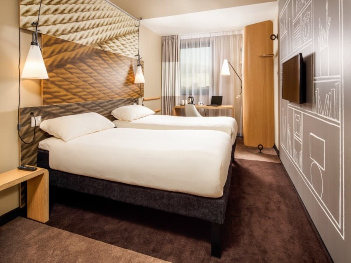 Harry Potter in a 3* Hotel: Big Magic on a Small Budget (ENHPILS2N)