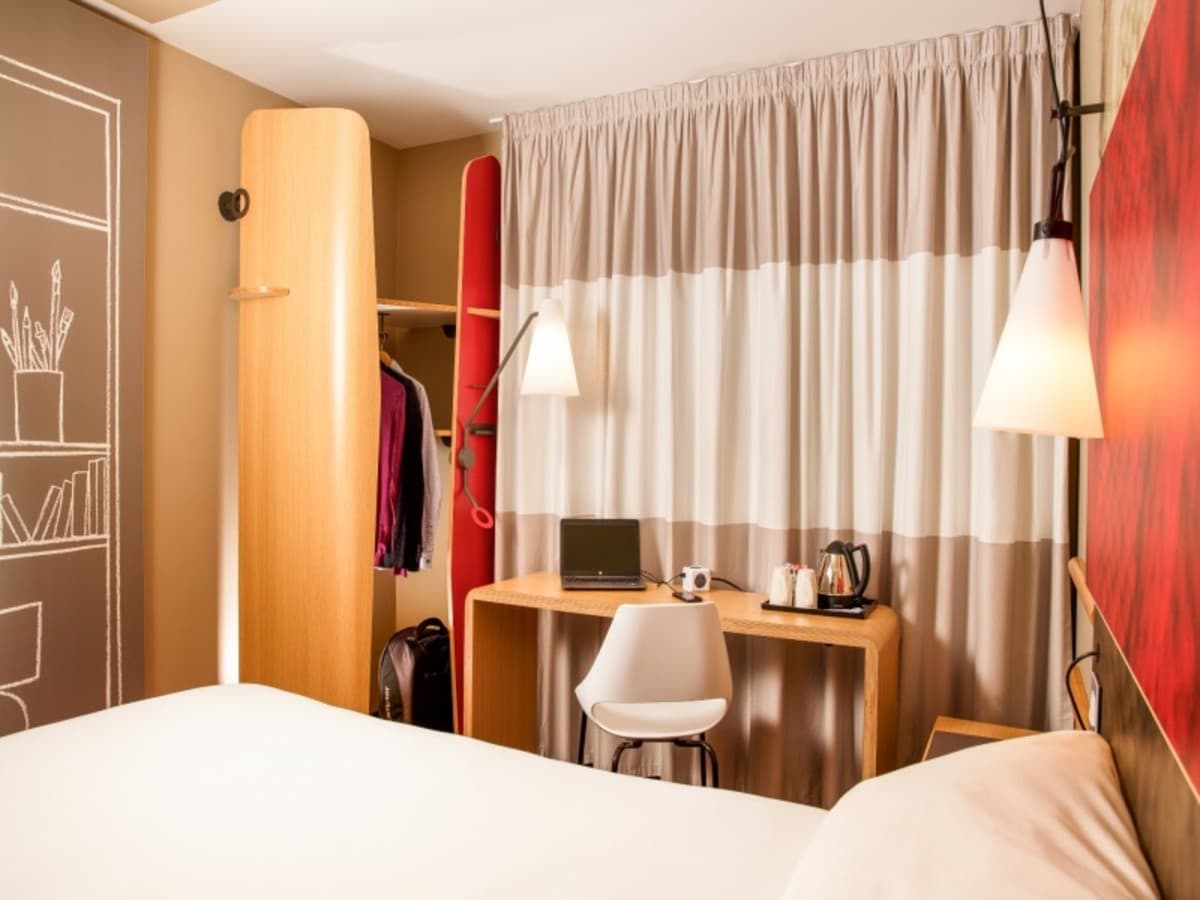 Harry Potter in a 3* Hotel: Big Magic on a Small Budget (ENHPILS2N)