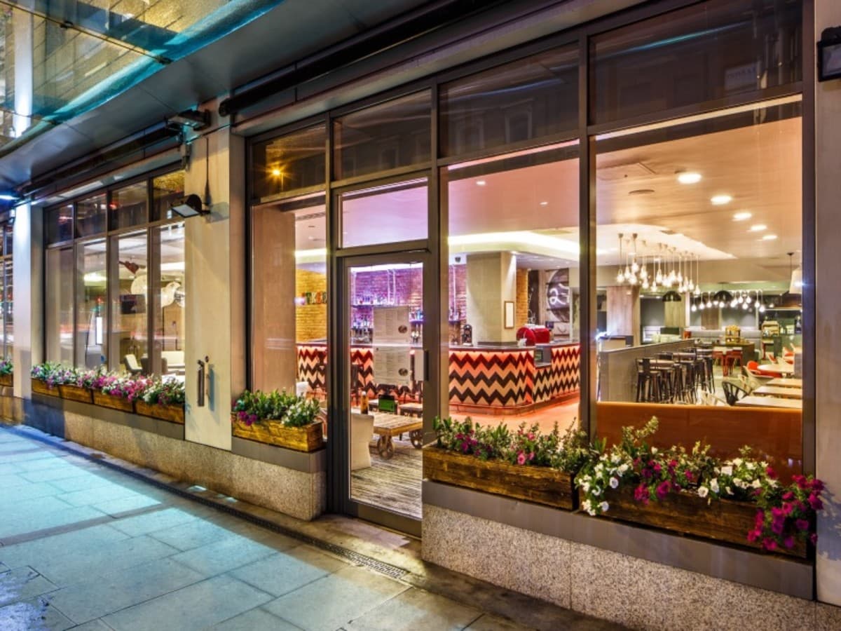 Harry Potter in a 3* Hotel: Big Magic on a Small Budget (ENHPILS2N)