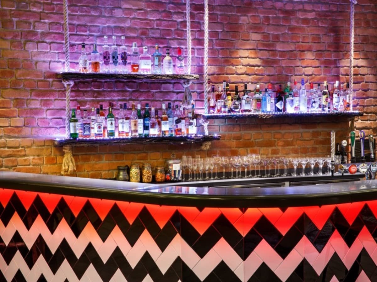 Harry Potter in a 3* Hotel: Big Magic on a Small Budget (ENHPILS2N)