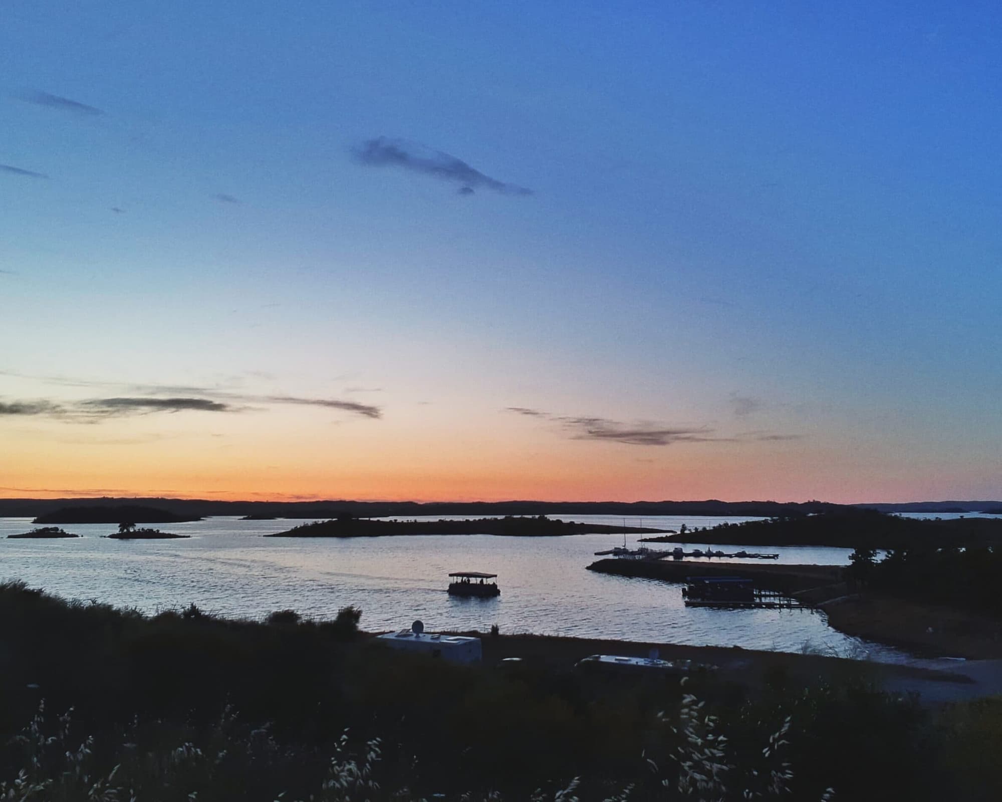 Passeio de barco, circular, temático e com guia.
