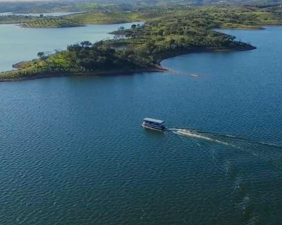 Alqueva com almoço na Aldeia da Luz