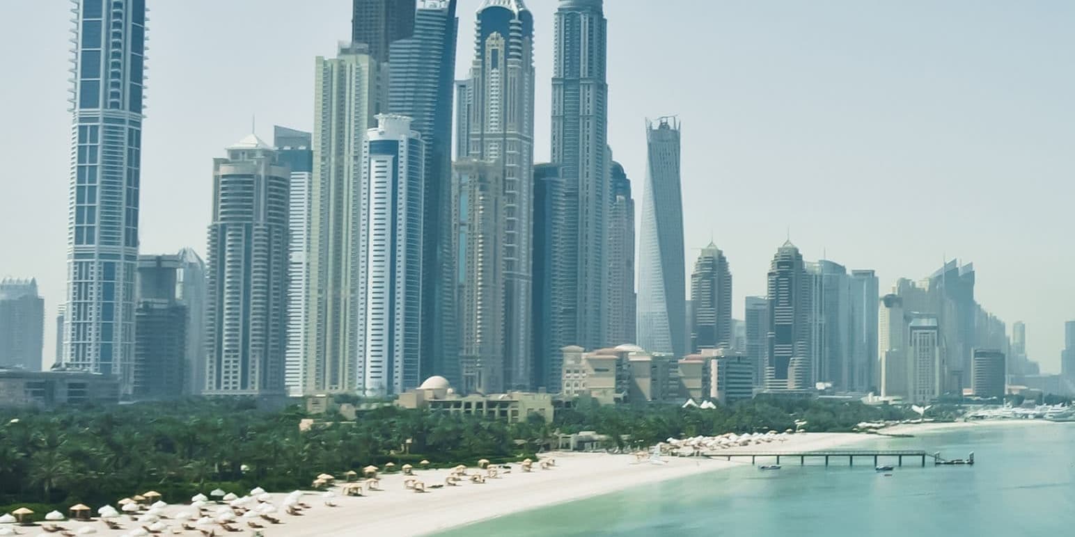 Día 8 | Abu Dhabi – Mezquitas de mármol y palacios del desierto.