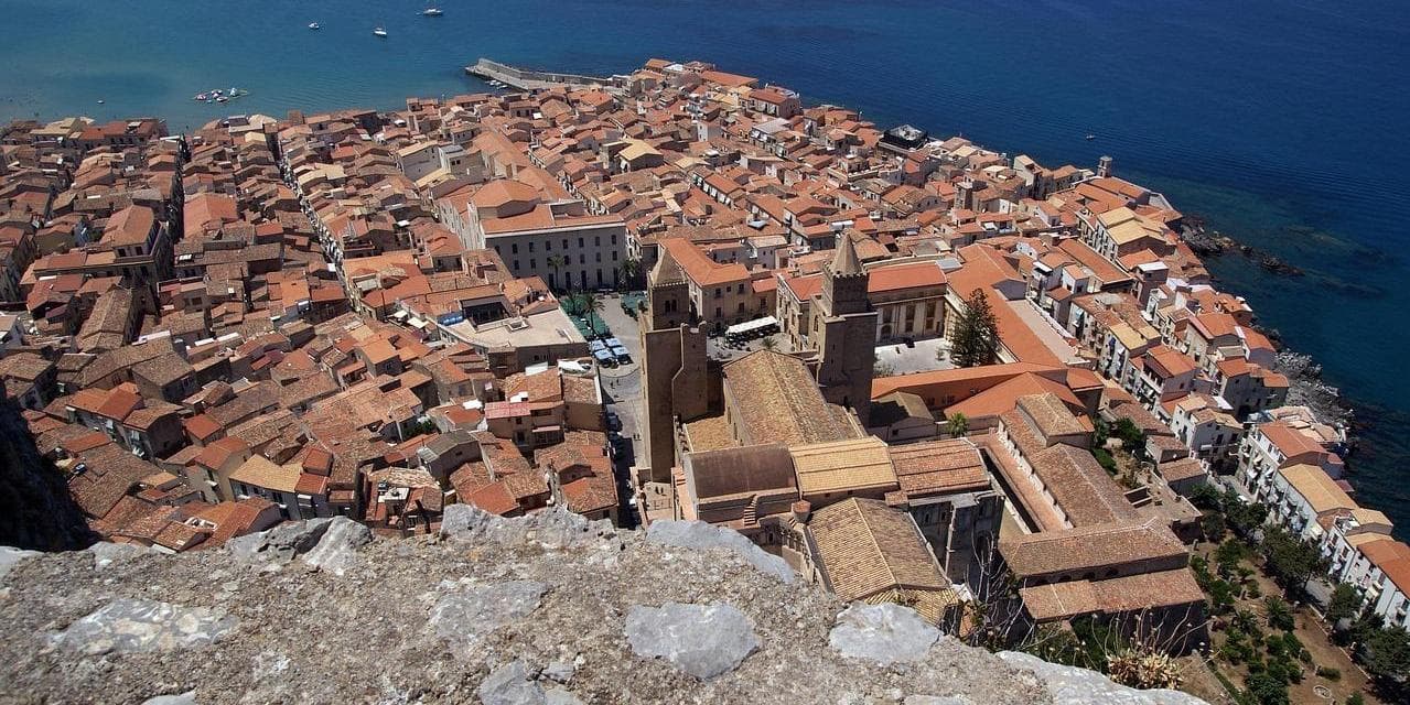 3°GIORNO: Giovedì: CEFALÙ - CATANIA (hotel a Catania)