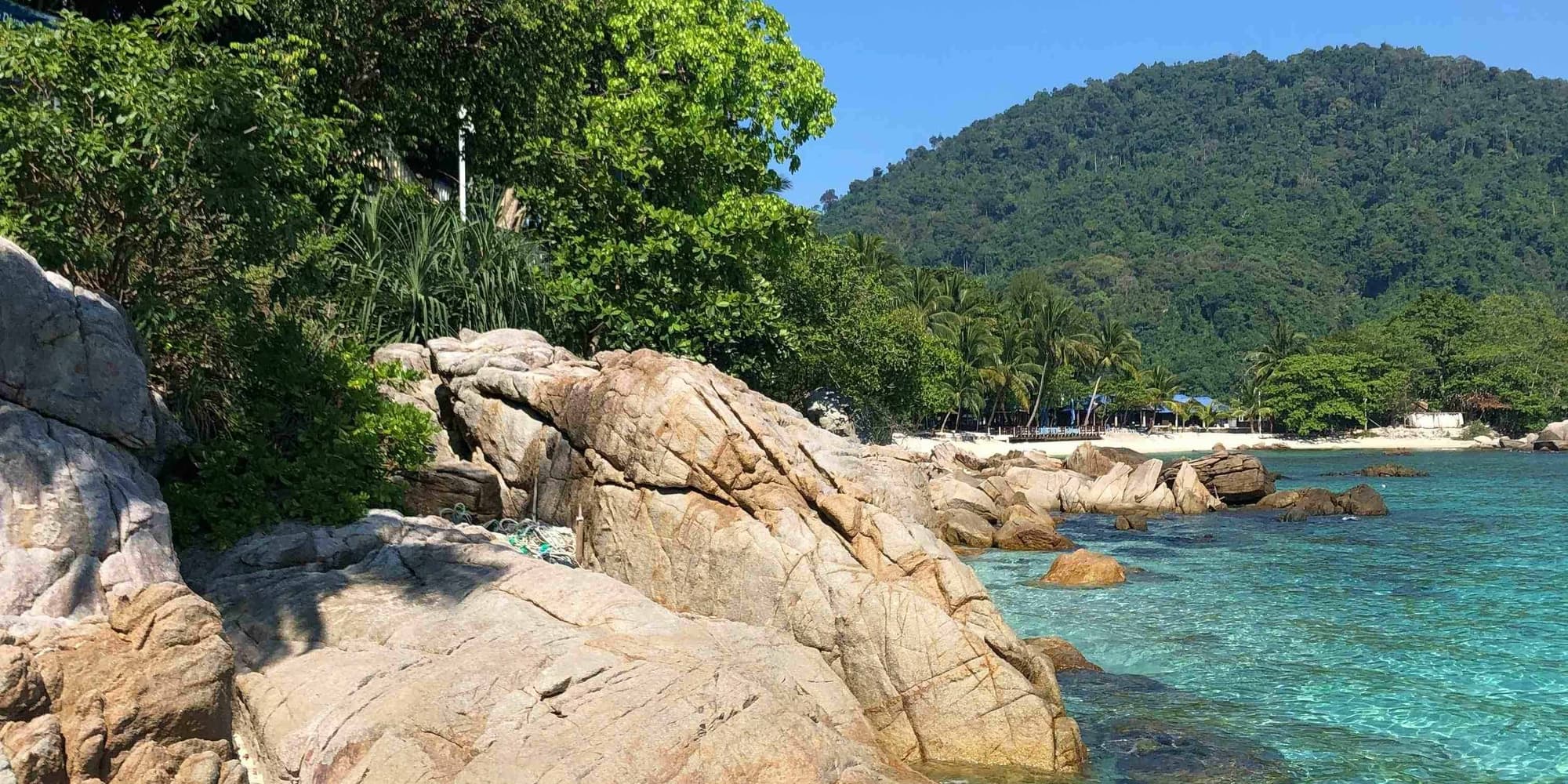 DAY 4: WALK THROUGH THE JUNGLE AND RELAX ON THE BEACH