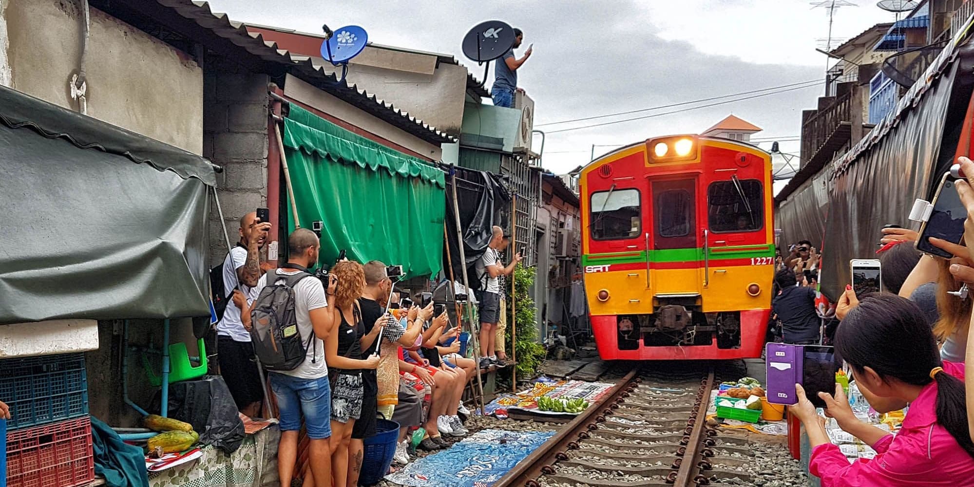 DÍA 4 • BANGKOK – MERCADO DEL TREN – MERCADO FLOTANTE – RIO KWAI – KANCHANABURI